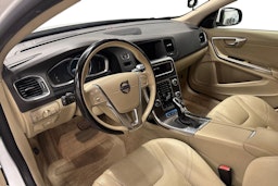 valkoinen Volvo V60 2015 kuva 7.