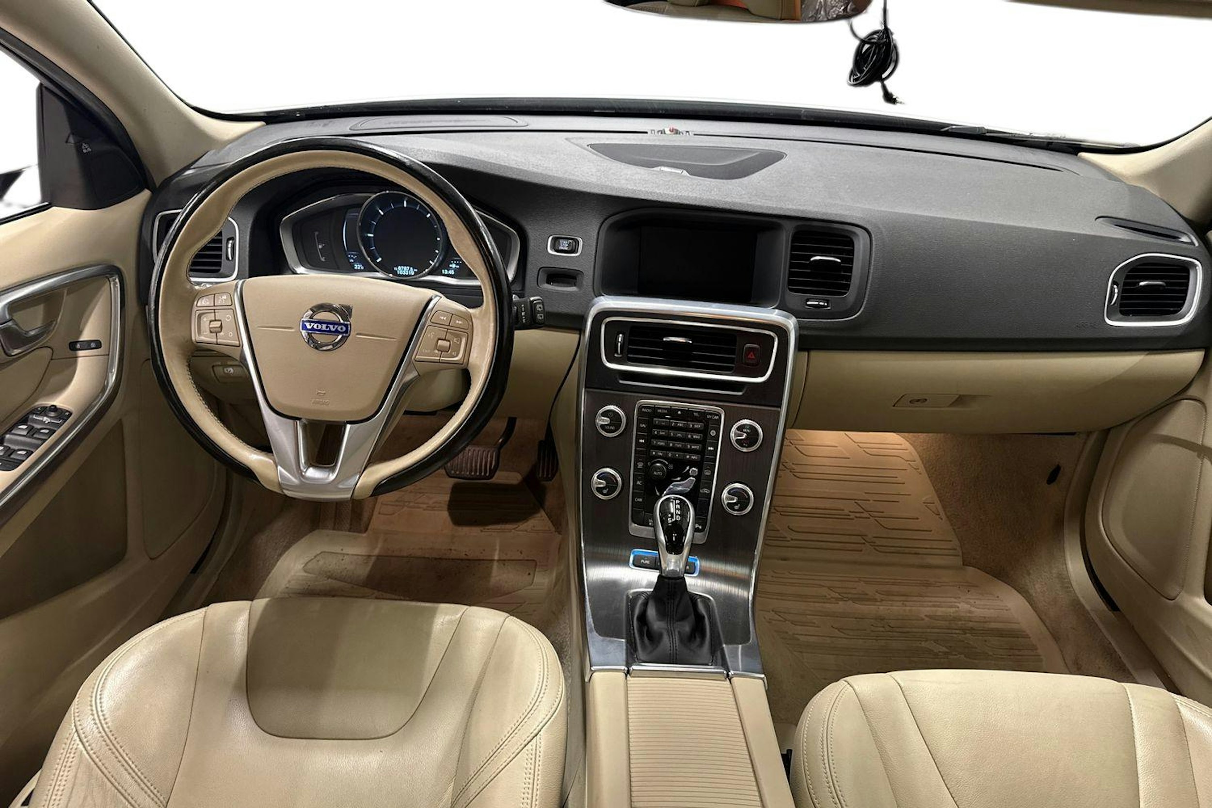 valkoinen Volvo V60 2015 kuva 9.