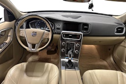 valkoinen Volvo V60 2015 kuva 9.