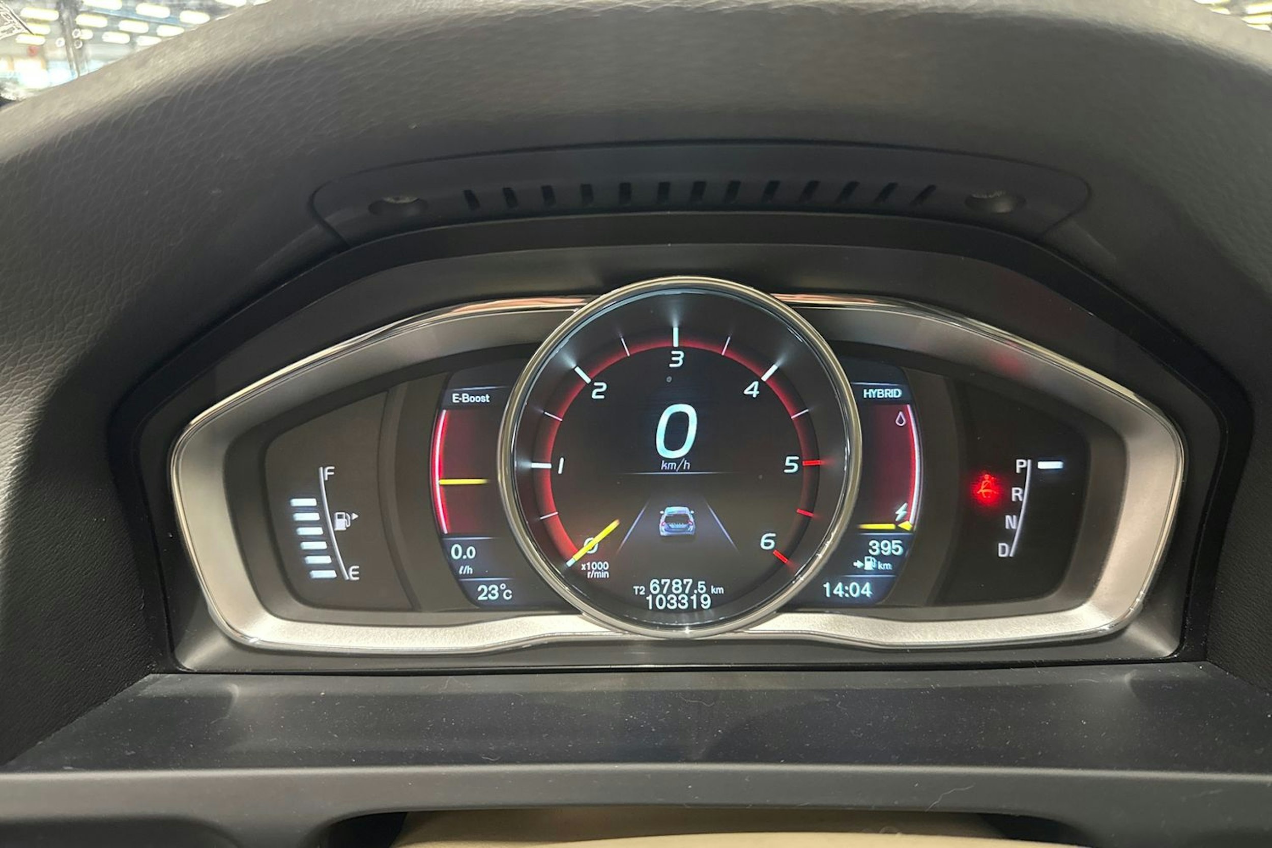 valkoinen Volvo V60 2015 kuva 16.