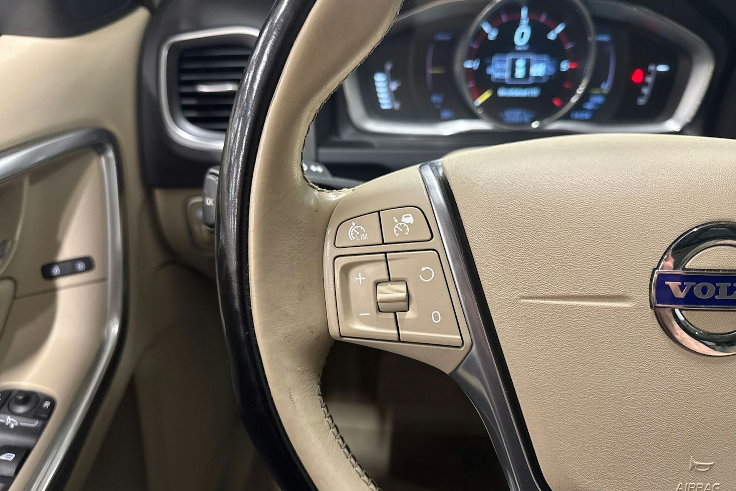 valkoinen Volvo V60 2015 kuva 17.