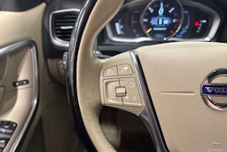 valkoinen Volvo V60 2015 kuva 17.