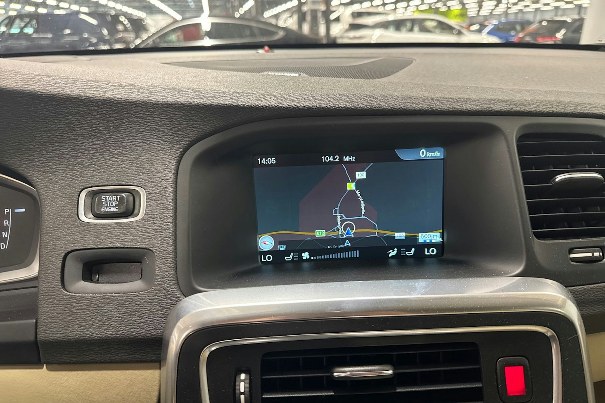 valkoinen Volvo V60 2015 kuva 18.
