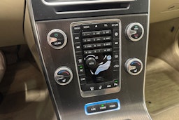 valkoinen Volvo V60 2015 kuva 19.