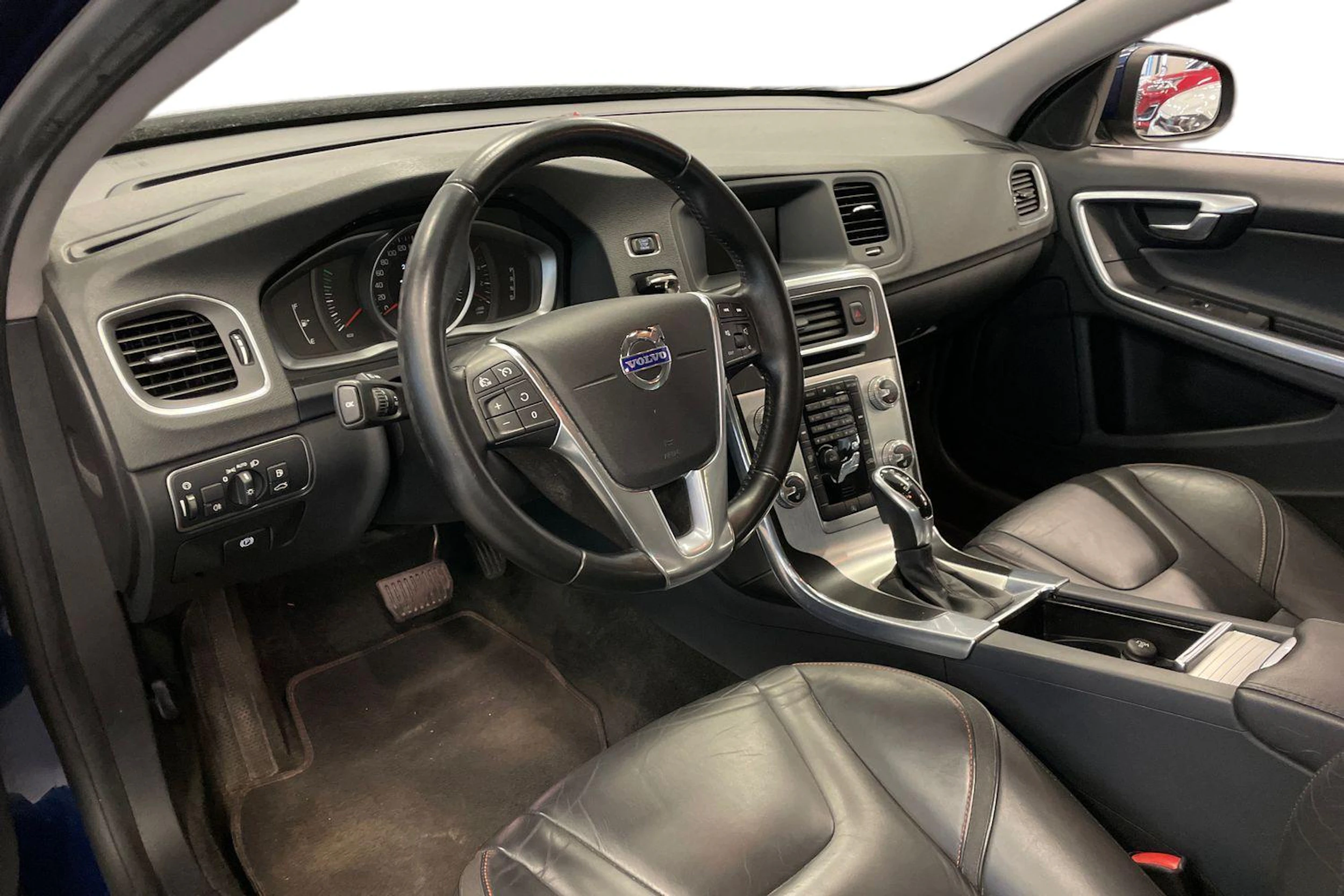 sininen Volvo V60 2015 kuva 3.