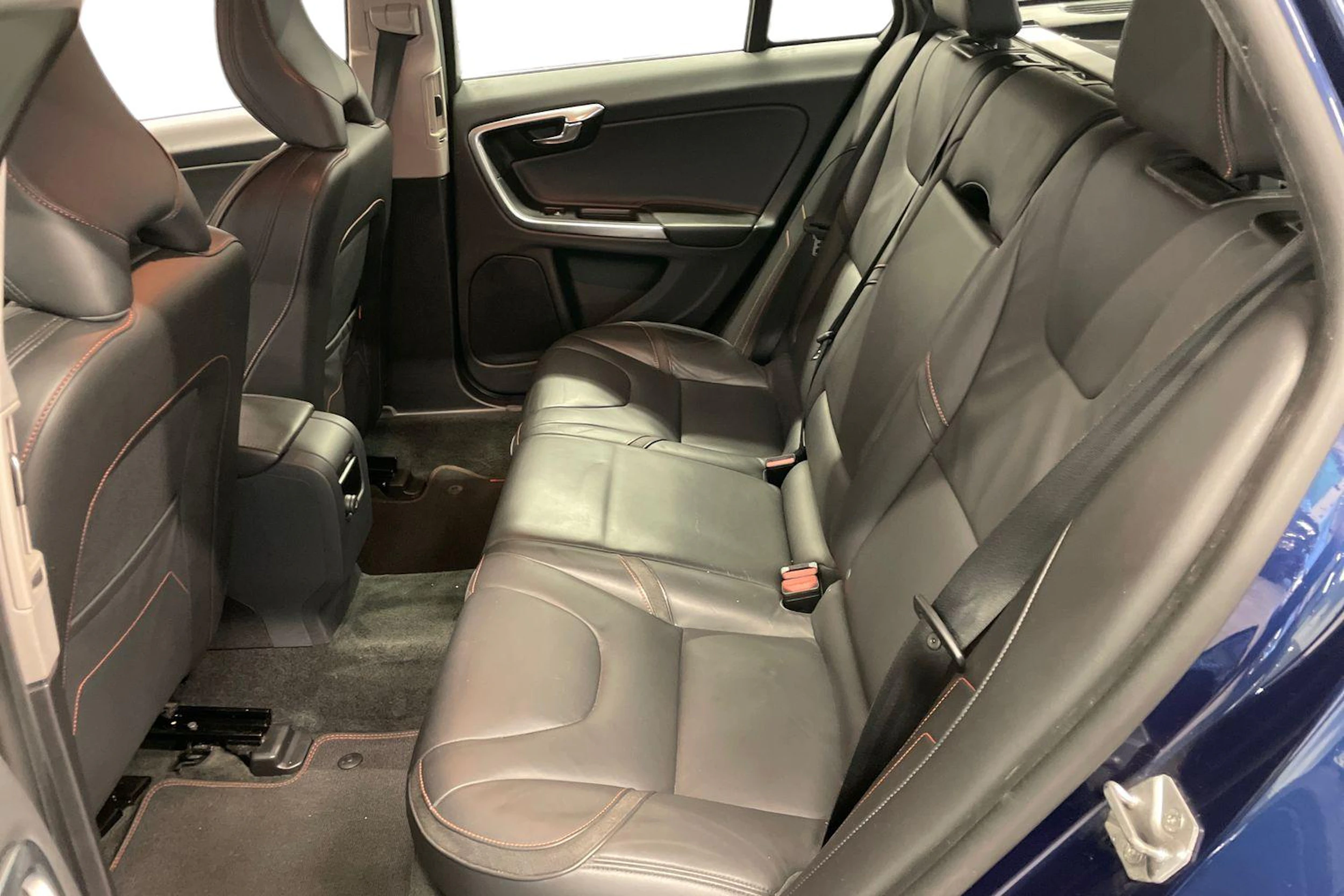 sininen Volvo V60 2015 kuva 11.