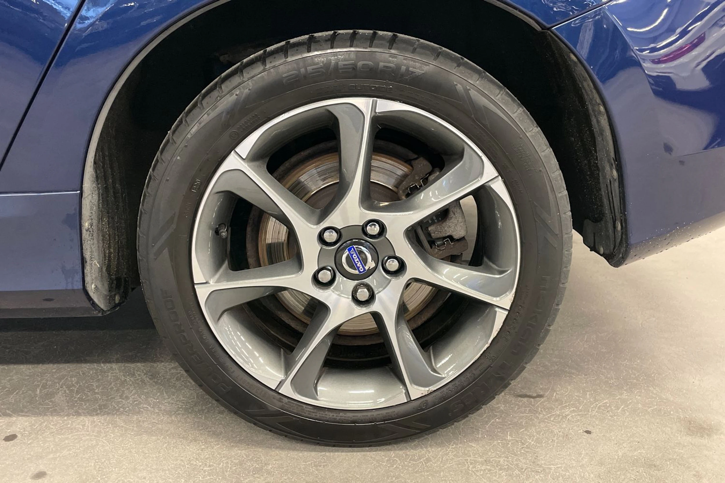 sininen Volvo V60 2015 kuva 13.