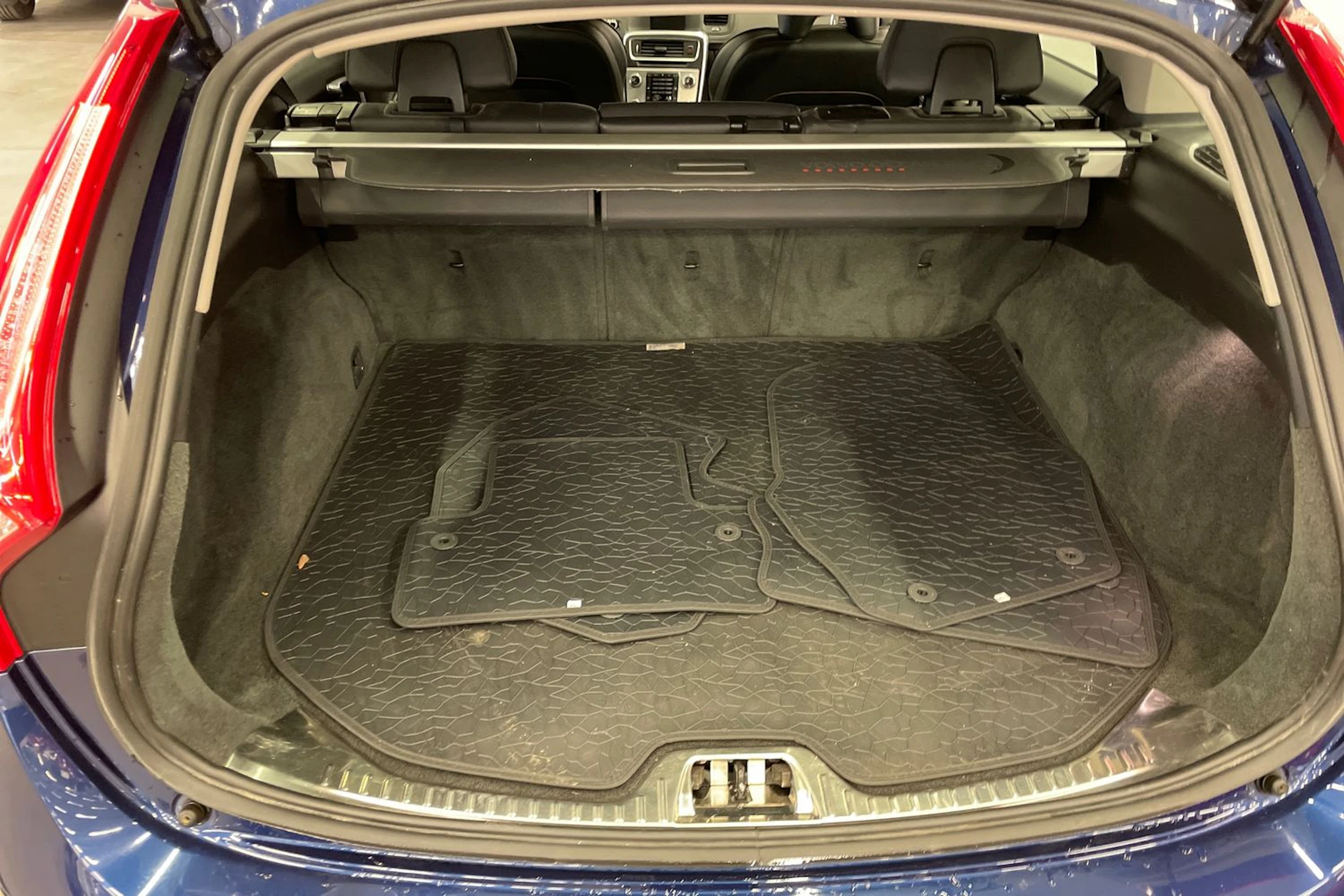 sininen Volvo V60 2015 kuva 15.