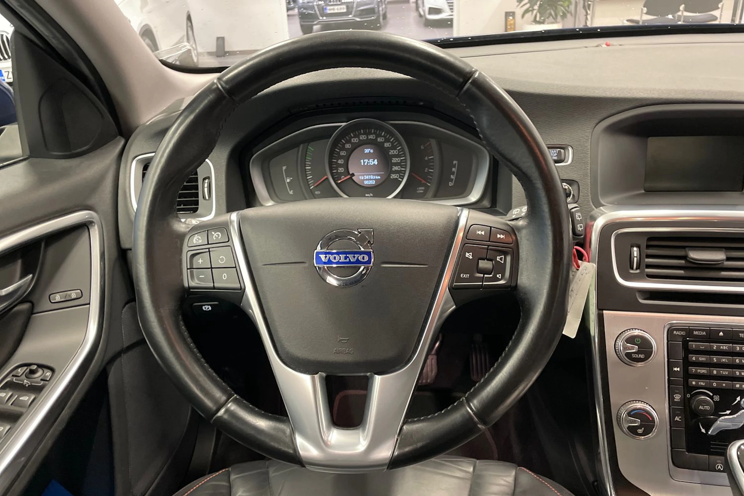 sininen Volvo V60 2015 kuva 16.