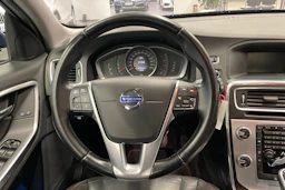 sininen Volvo V60 2015 kuva 16.