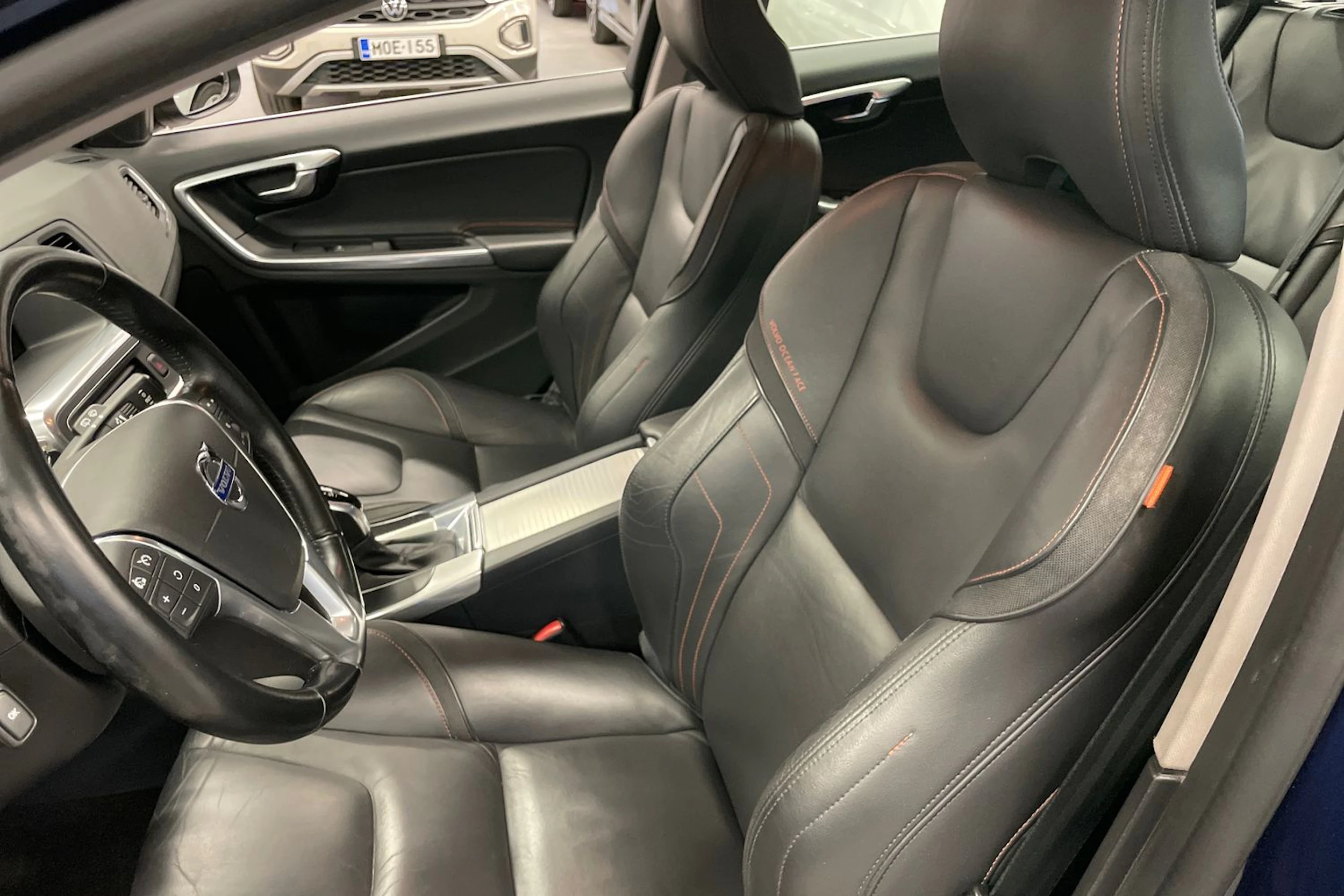sininen Volvo V60 2015 kuva 17.