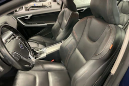 sininen Volvo V60 2015 kuva 17.