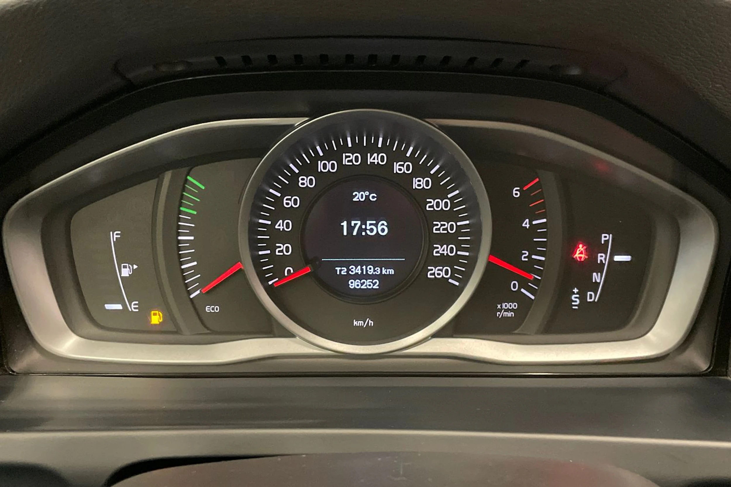 sininen Volvo V60 2015 kuva 21.