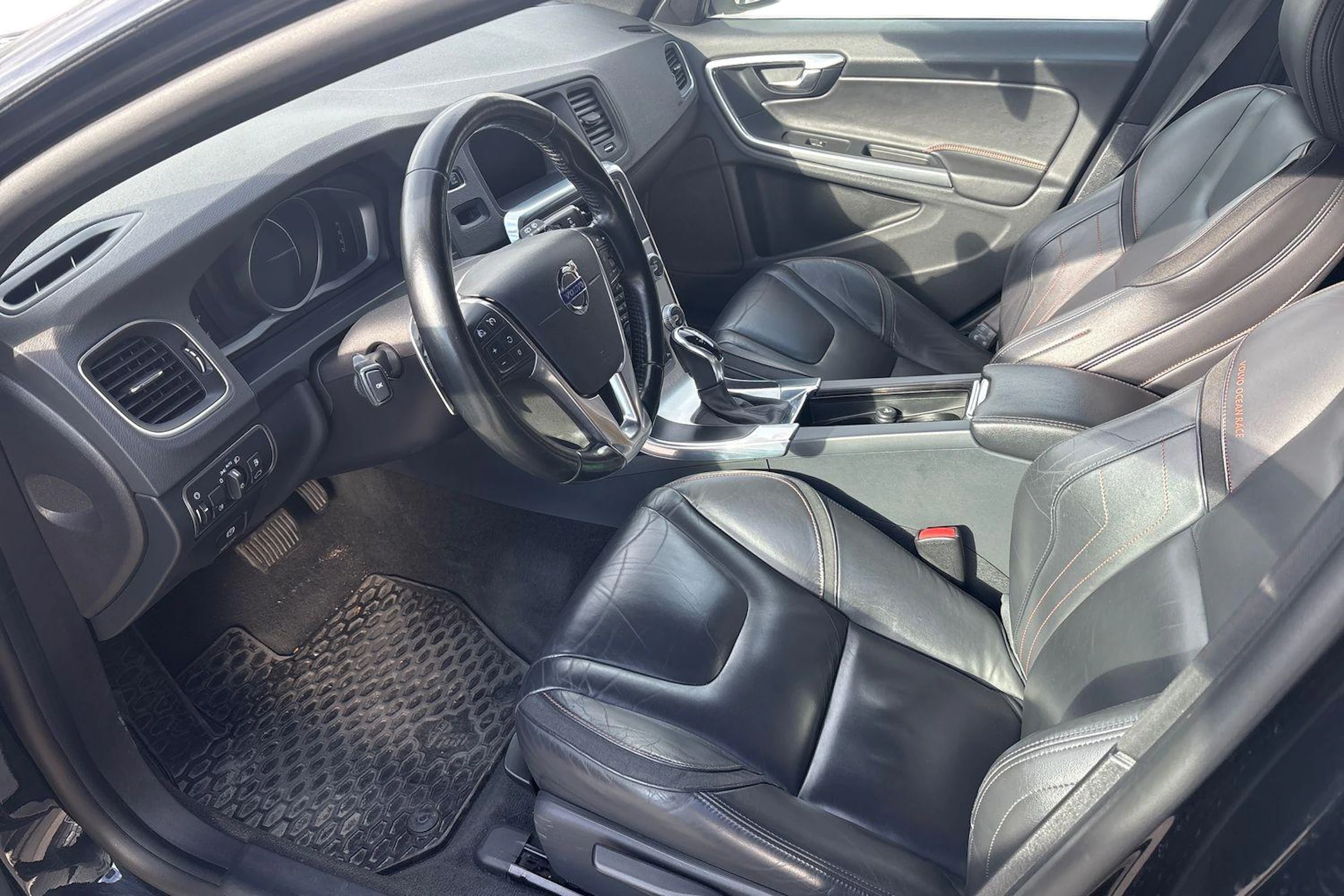 musta Volvo V60 2015 kuva 3.