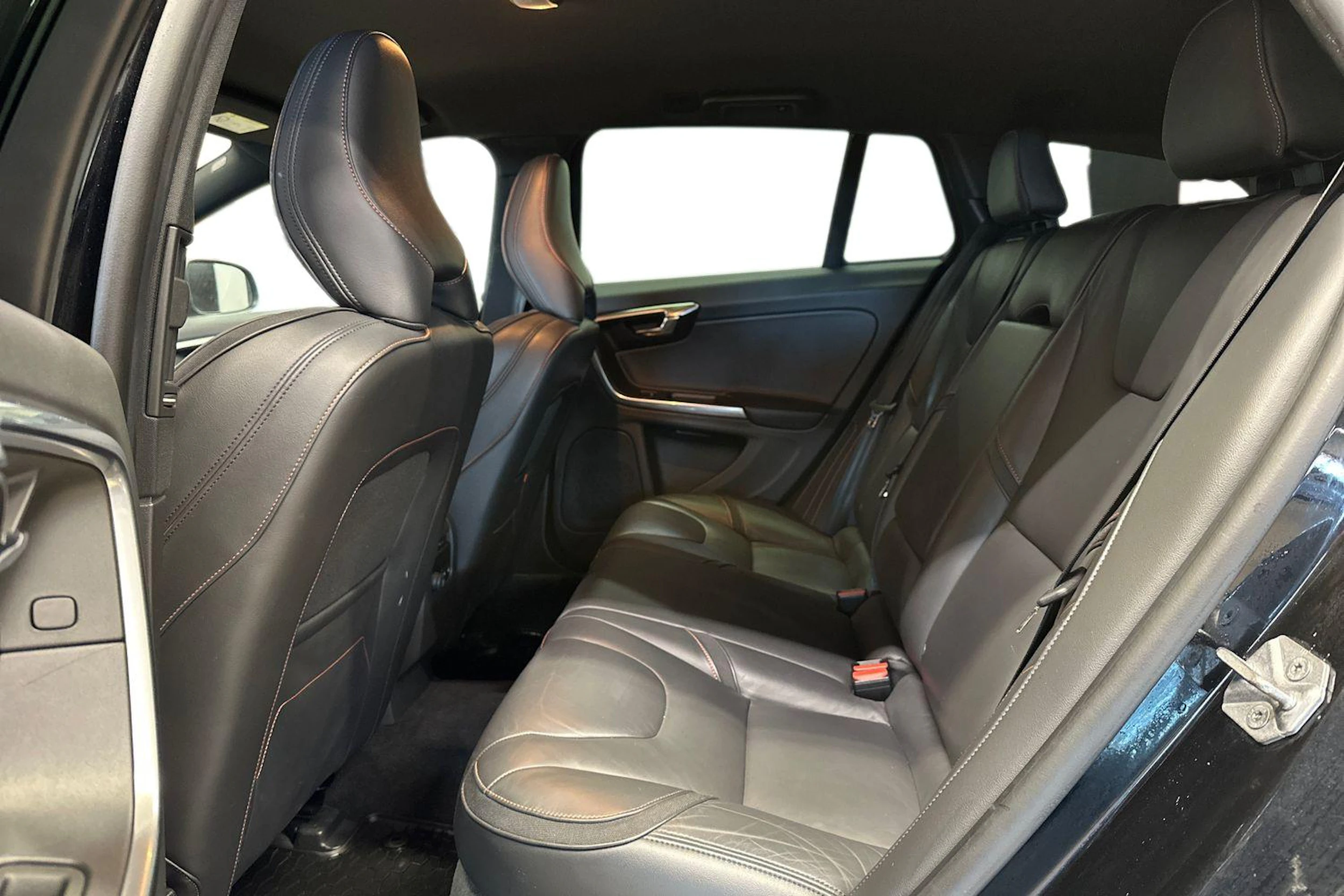 musta Volvo V60 2015 kuva 11.