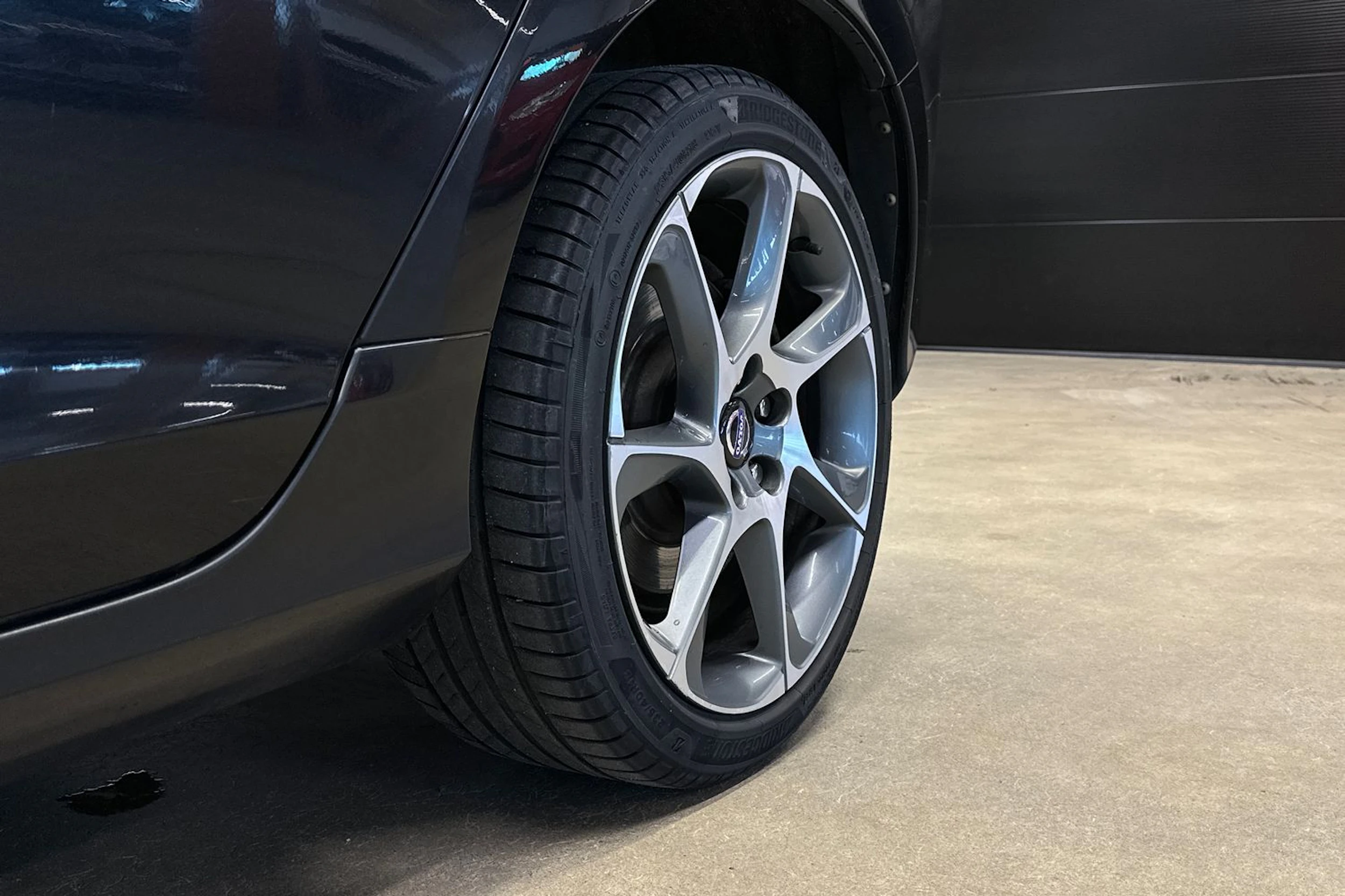 musta Volvo V60 2015 kuva 12.