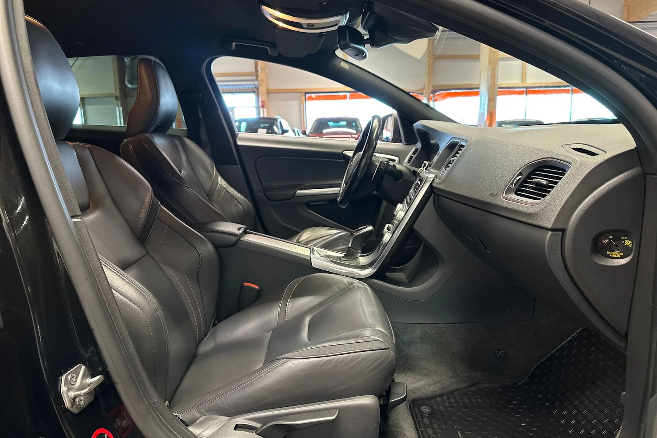 musta Volvo V60 2015 kuva 15.