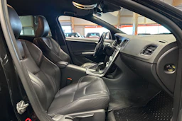 musta Volvo V60 2015 kuva 15.