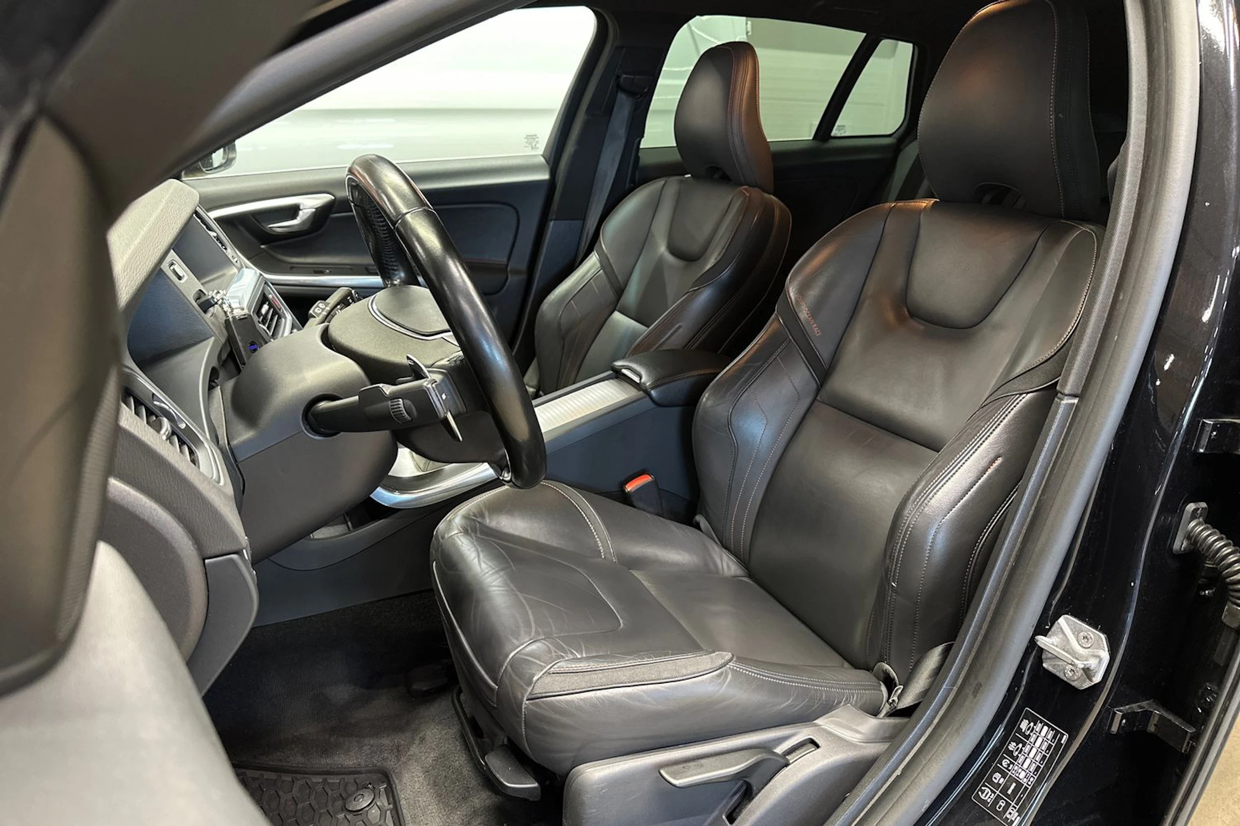 musta Volvo V60 2015 kuva 17.