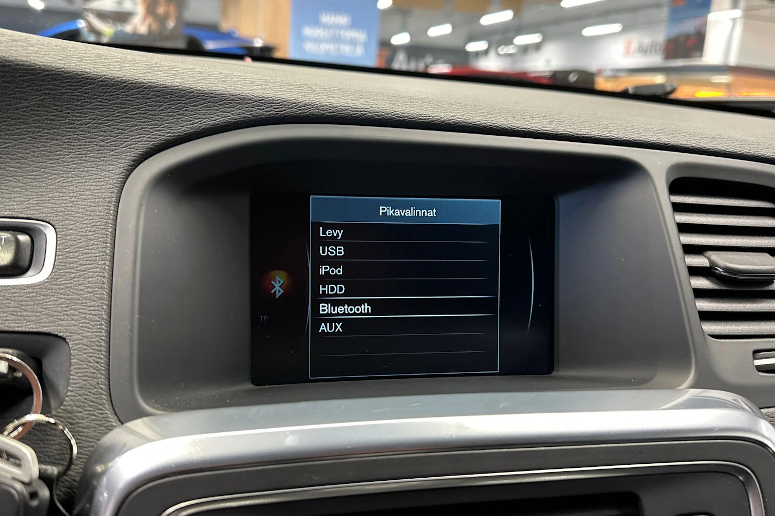 musta Volvo V60 2015 kuva 20.