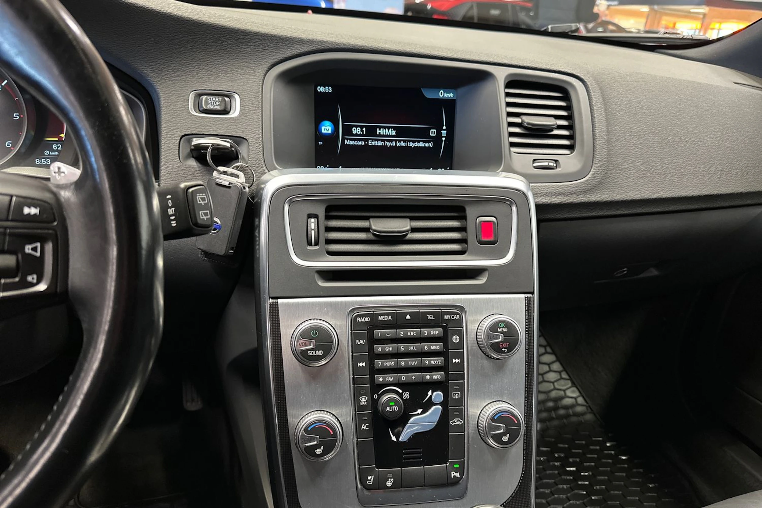 musta Volvo V60 2015 kuva 22.