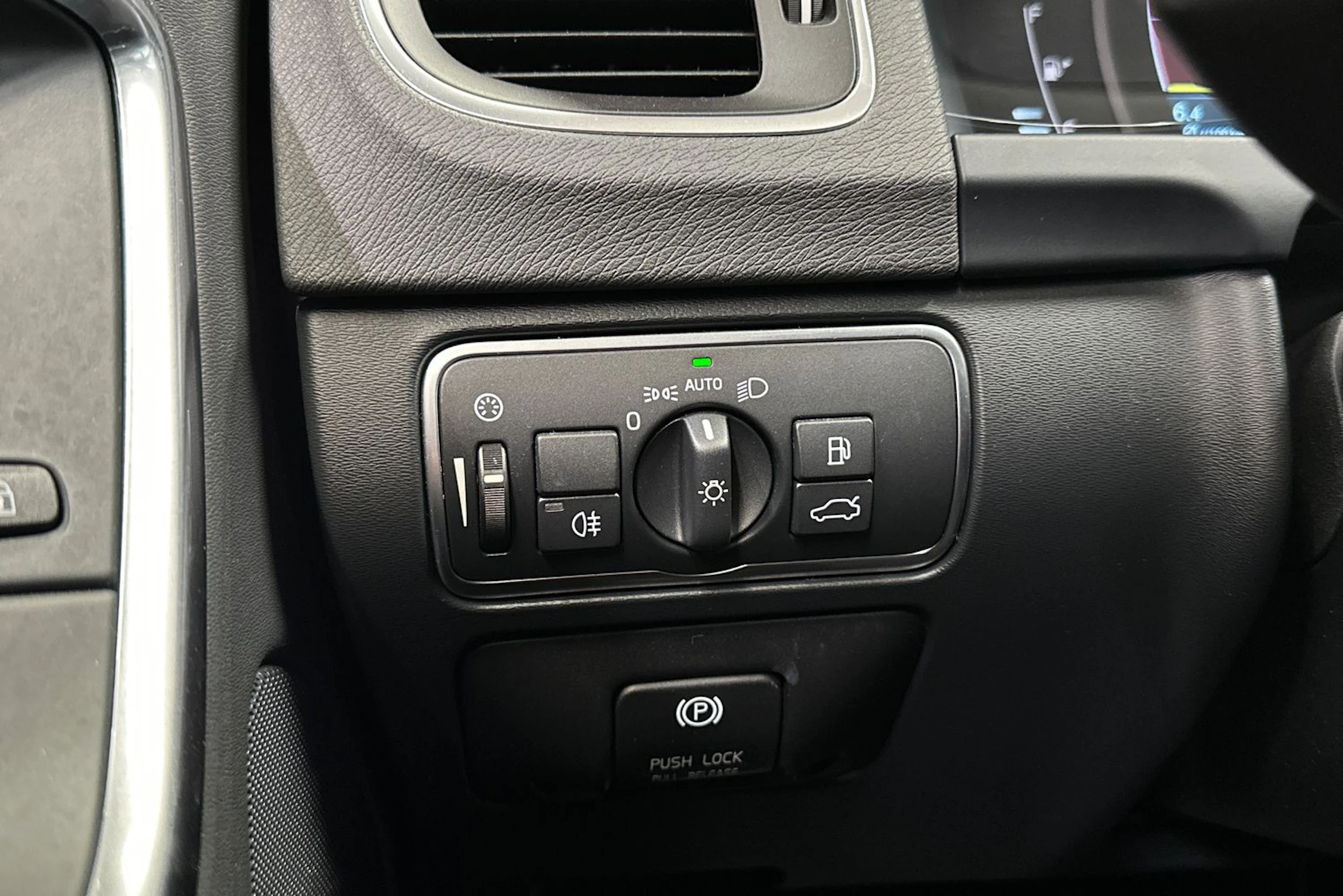 musta Volvo V60 2015 kuva 28.