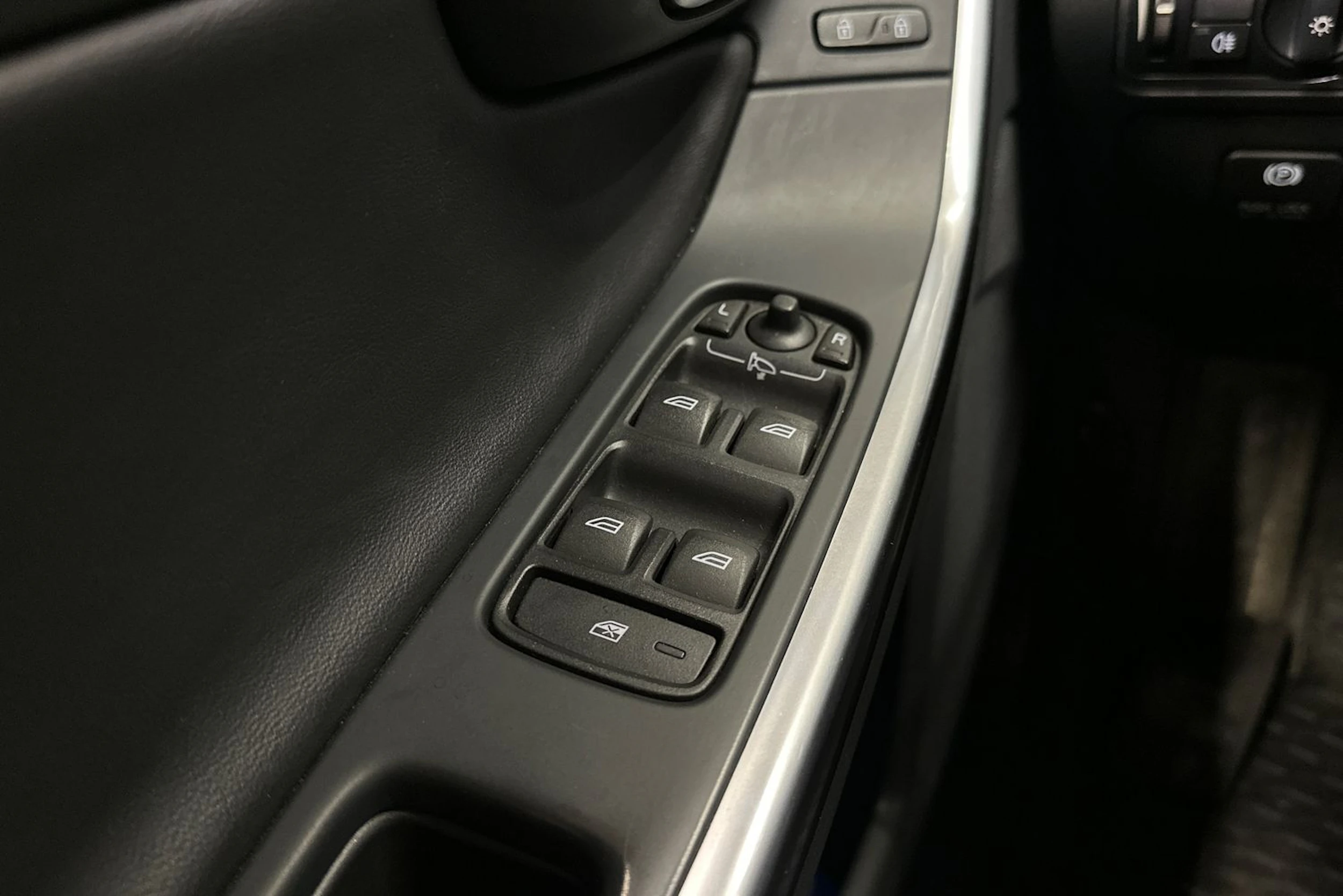 musta Volvo V60 2015 kuva 29.