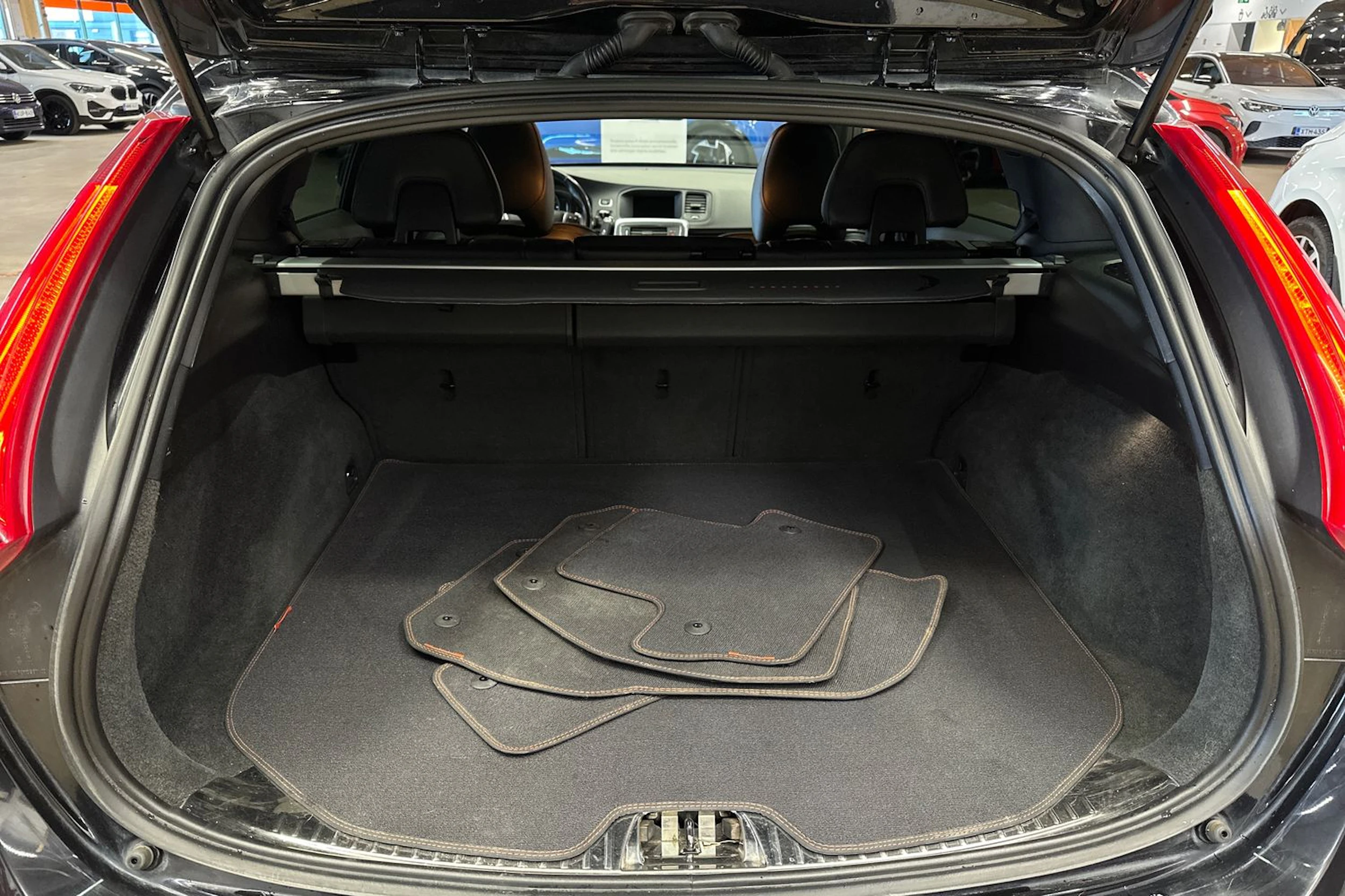 musta Volvo V60 2015 kuva 30.