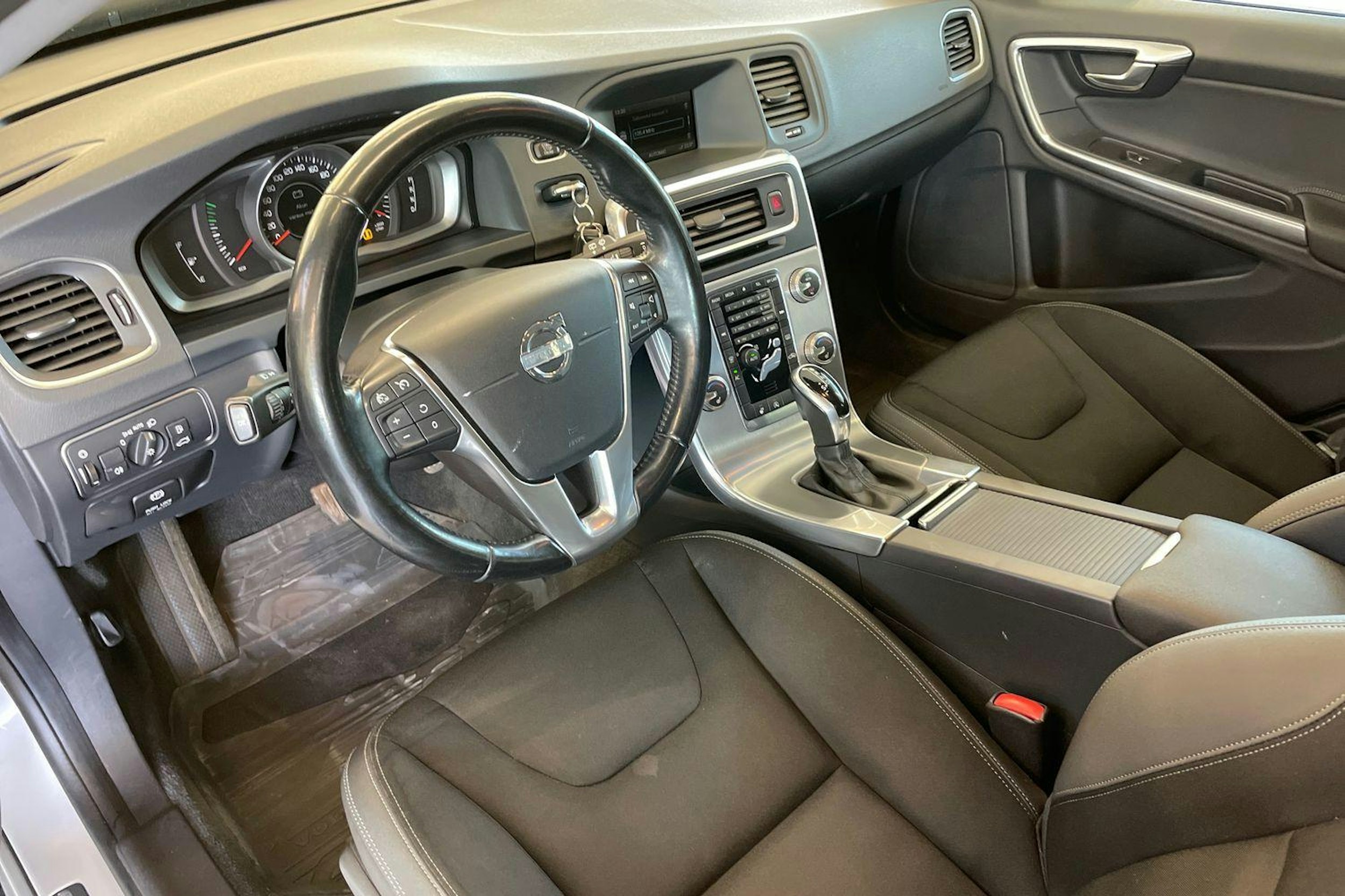 harmaa Volvo V60 2015 kuva 7.
