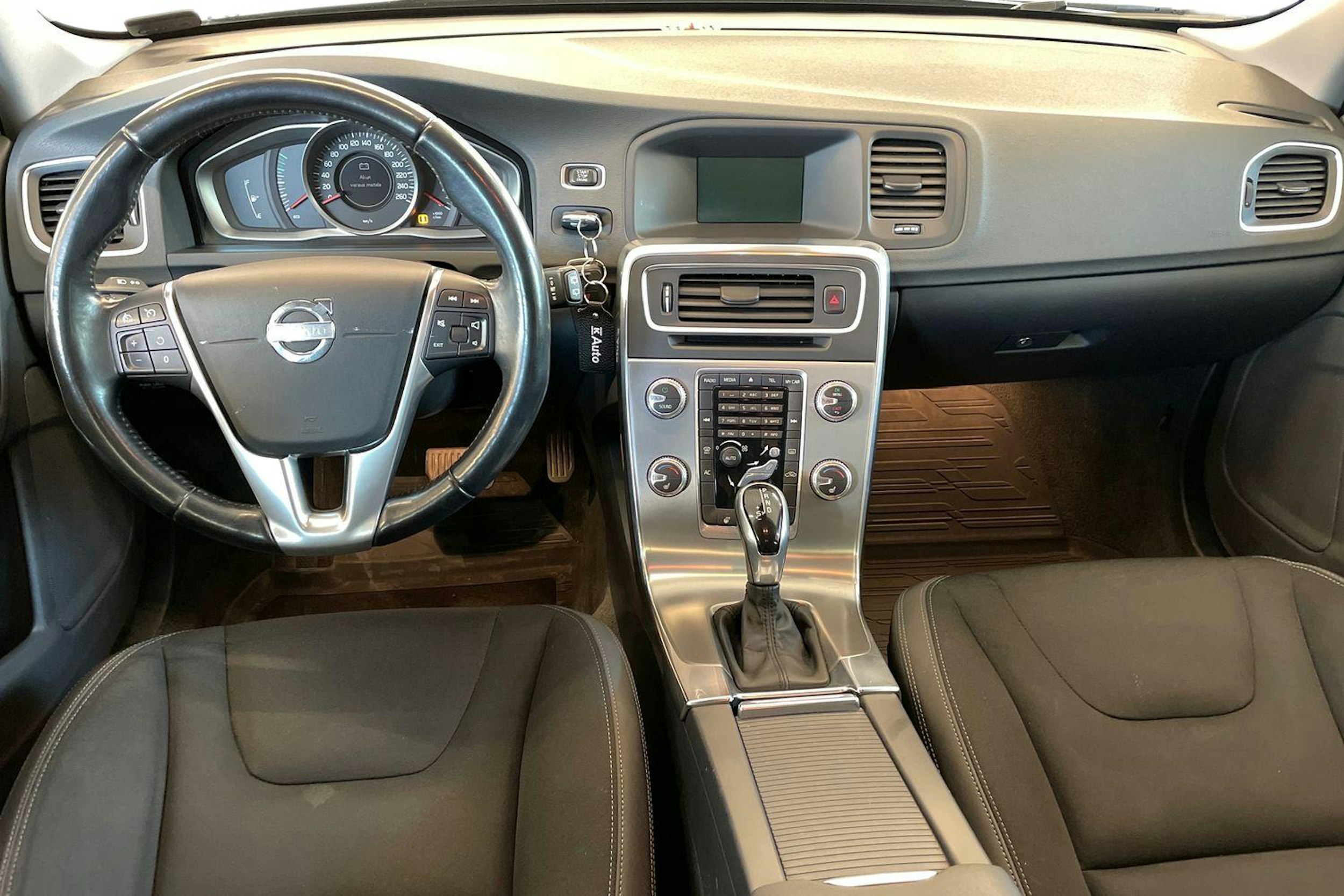 harmaa Volvo V60 2015 kuva 9.