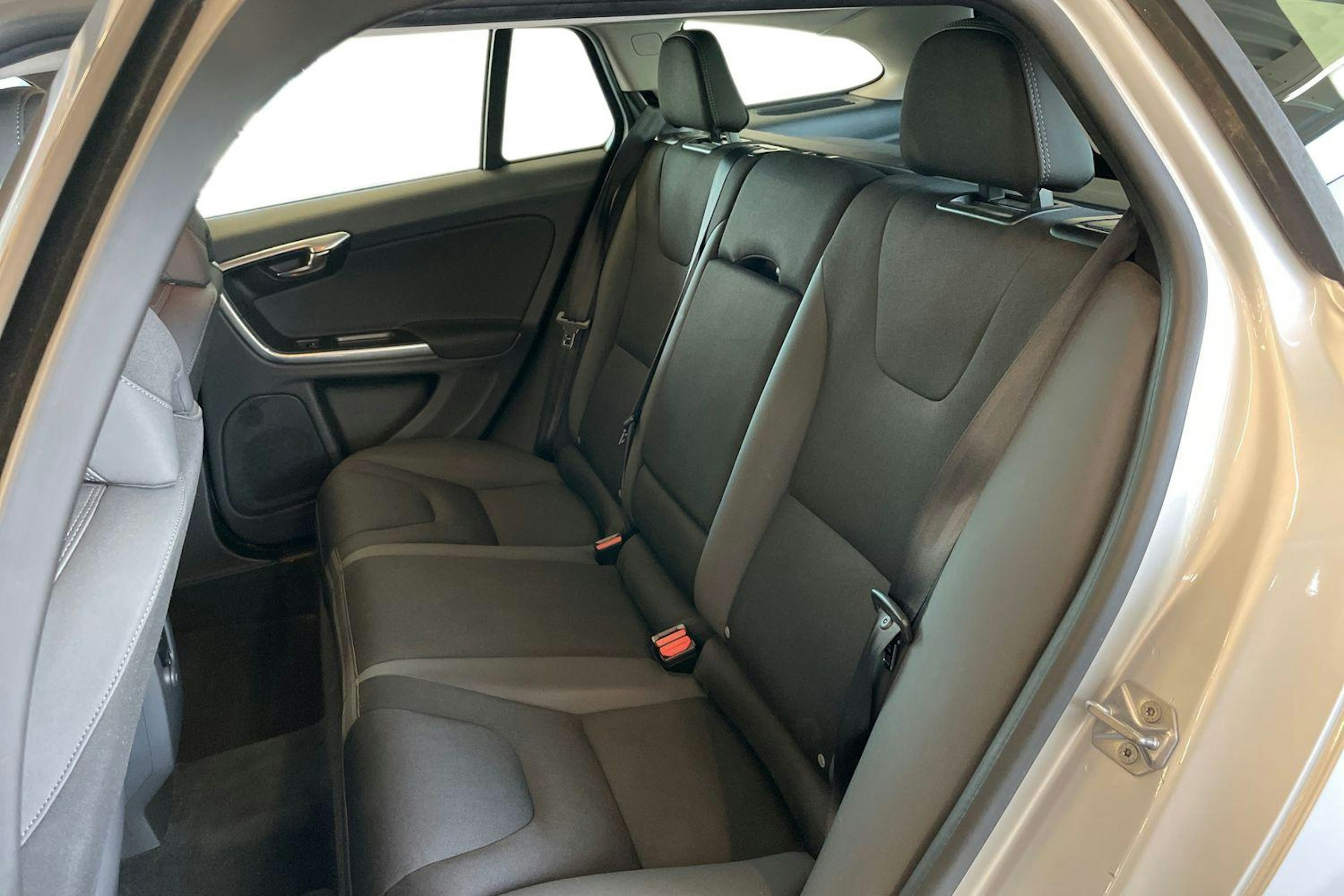 harmaa Volvo V60 2015 kuva 10.