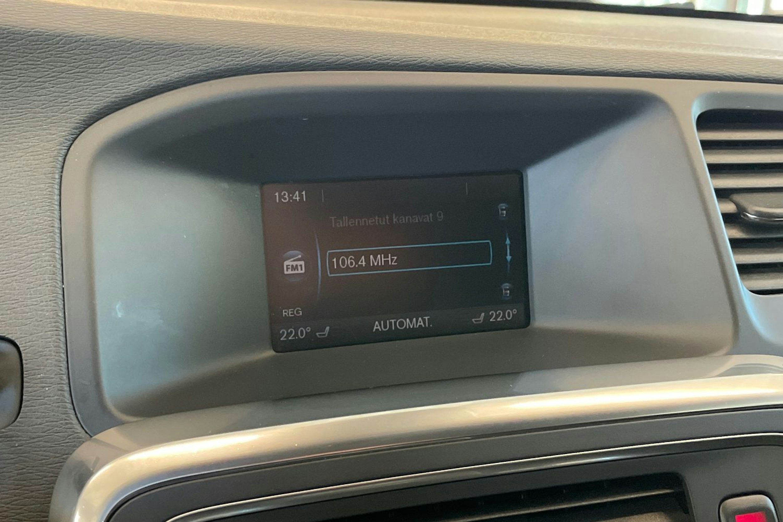 harmaa Volvo V60 2015 kuva 17.