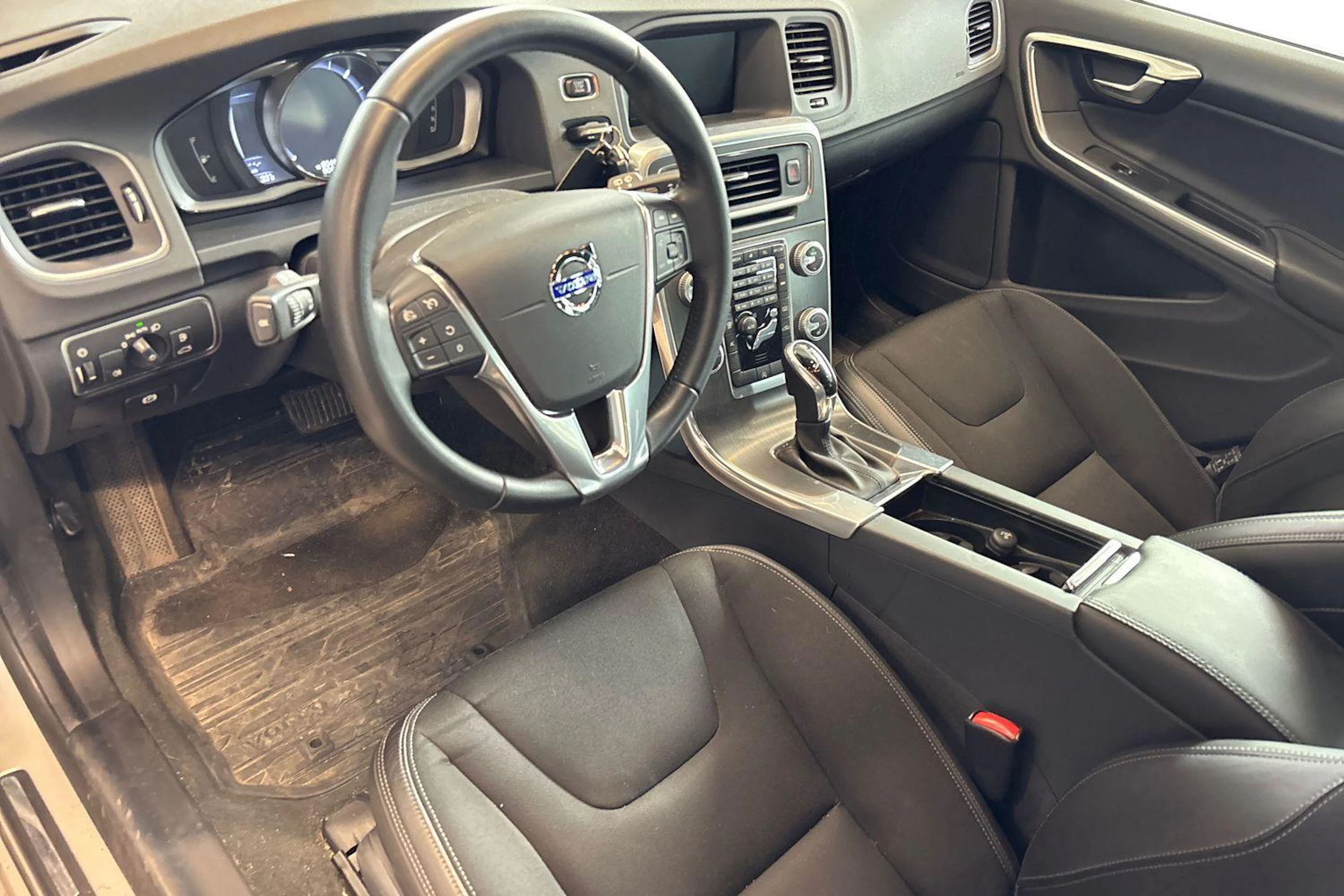 harmaa Volvo V60 2016 kuva 3.