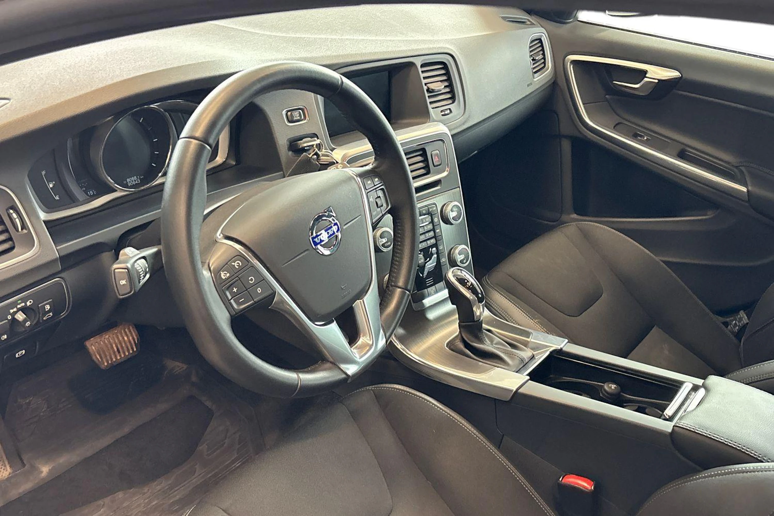harmaa Volvo V60 2016 kuva 6.