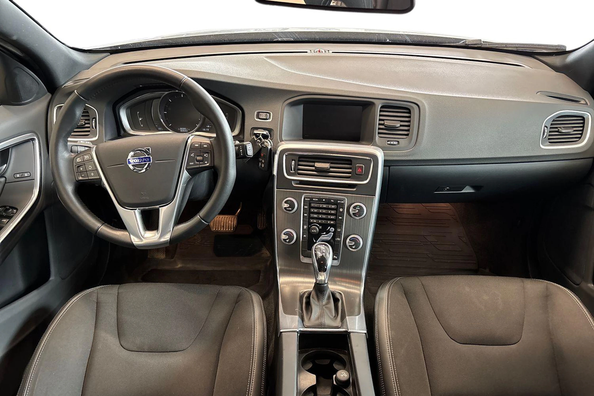 harmaa Volvo V60 2016 kuva 7.