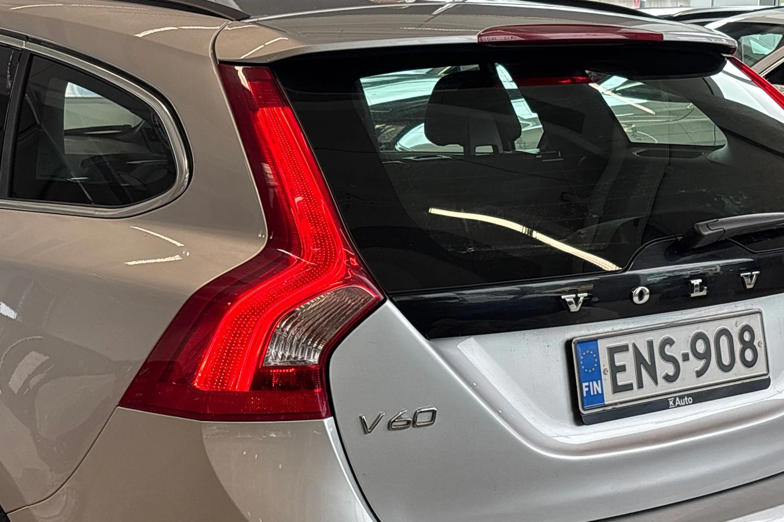 harmaa Volvo V60 2016 kuva 15.