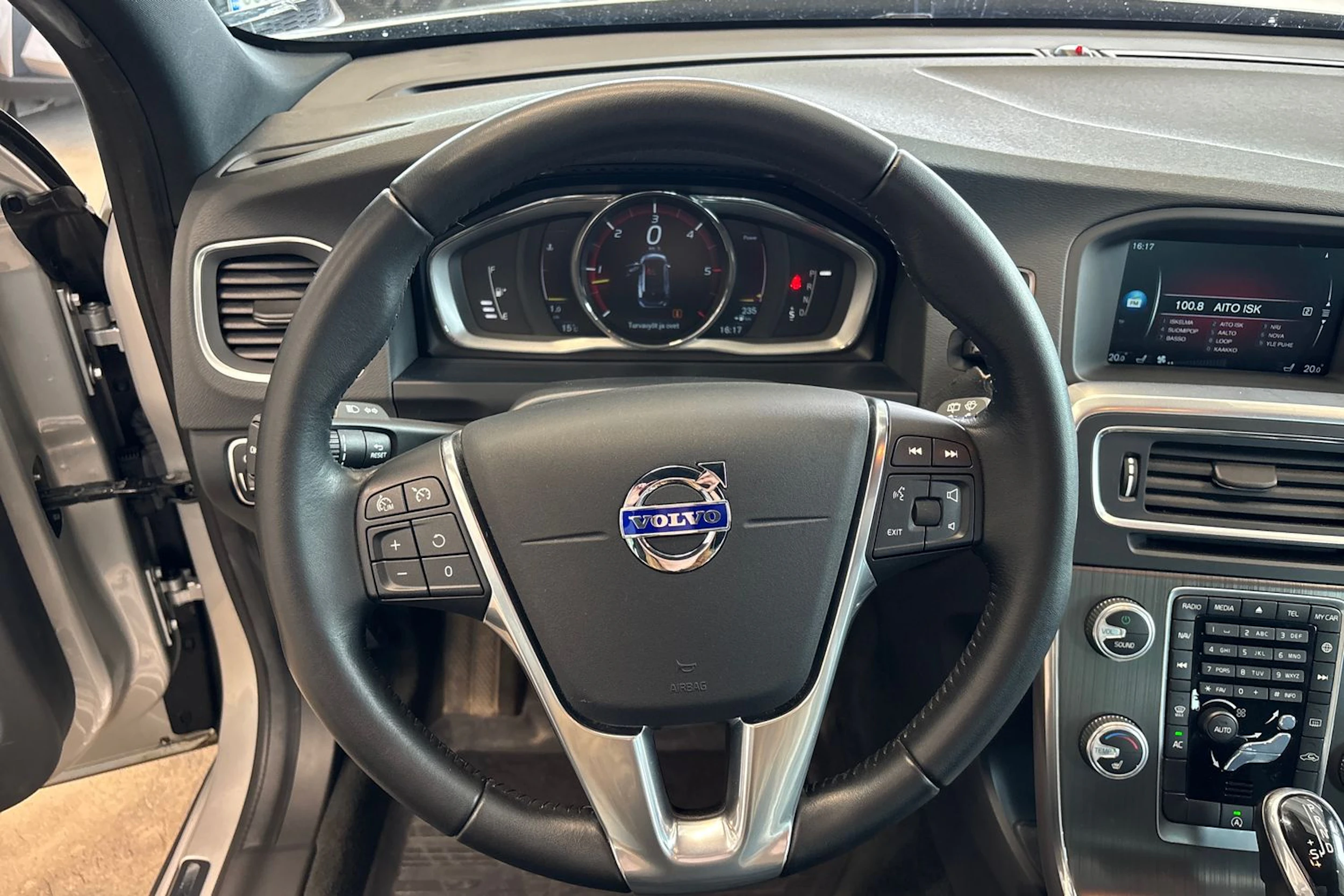 harmaa Volvo V60 2016 kuva 19.