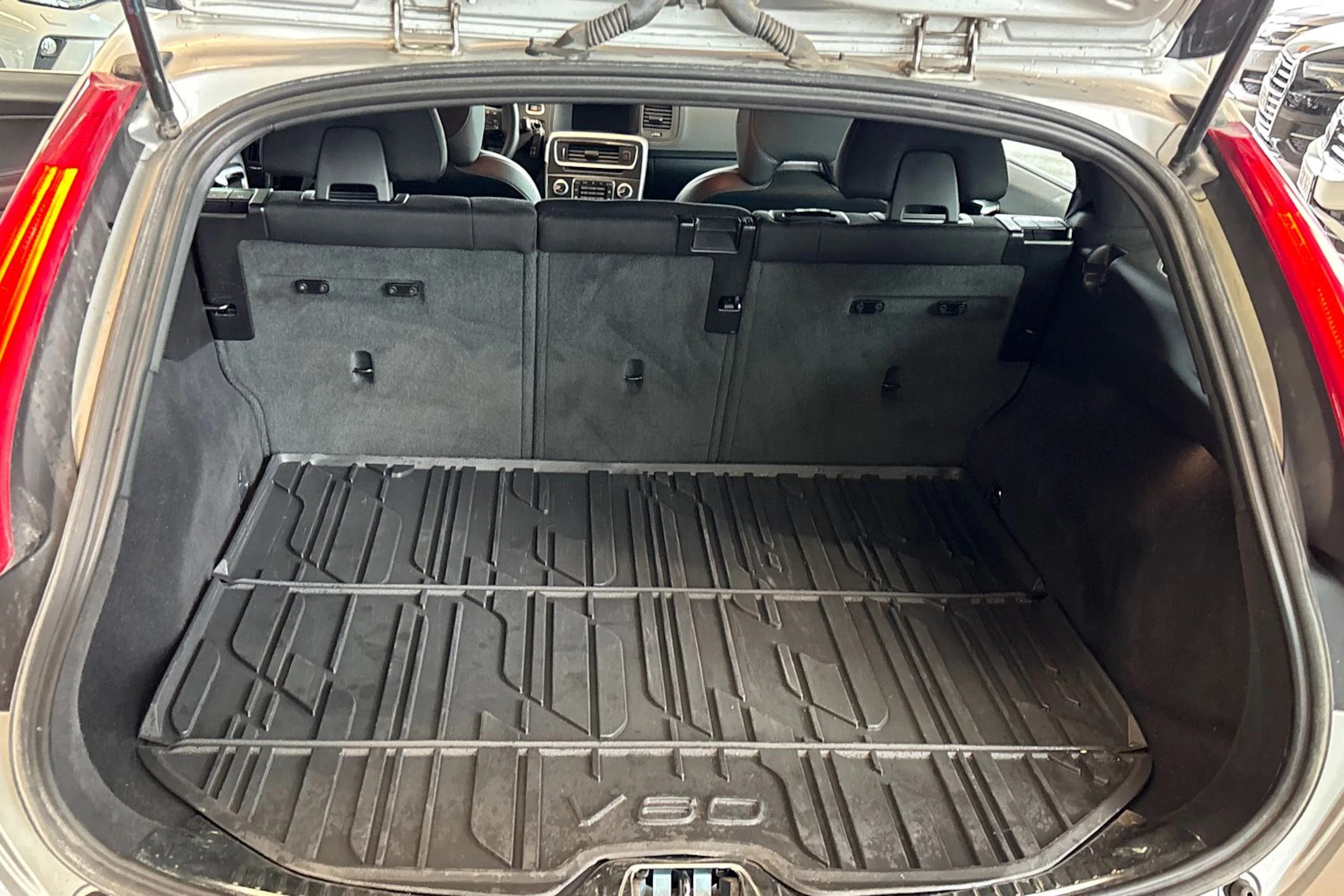harmaa Volvo V60 2016 kuva 20.