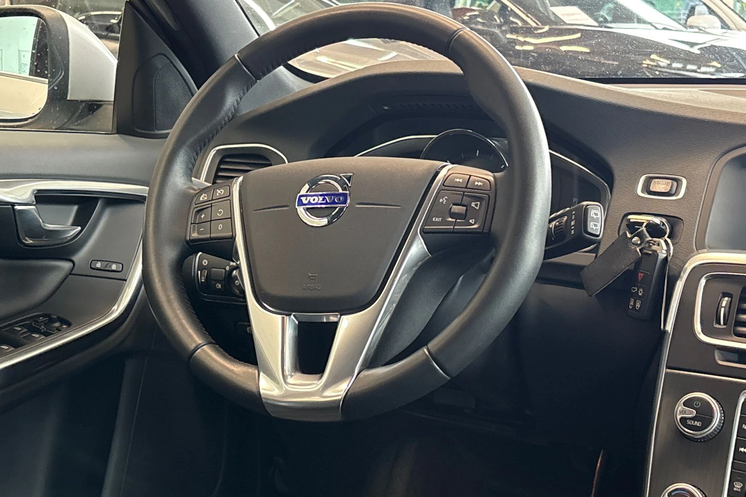 harmaa Volvo V60 2016 kuva 21.