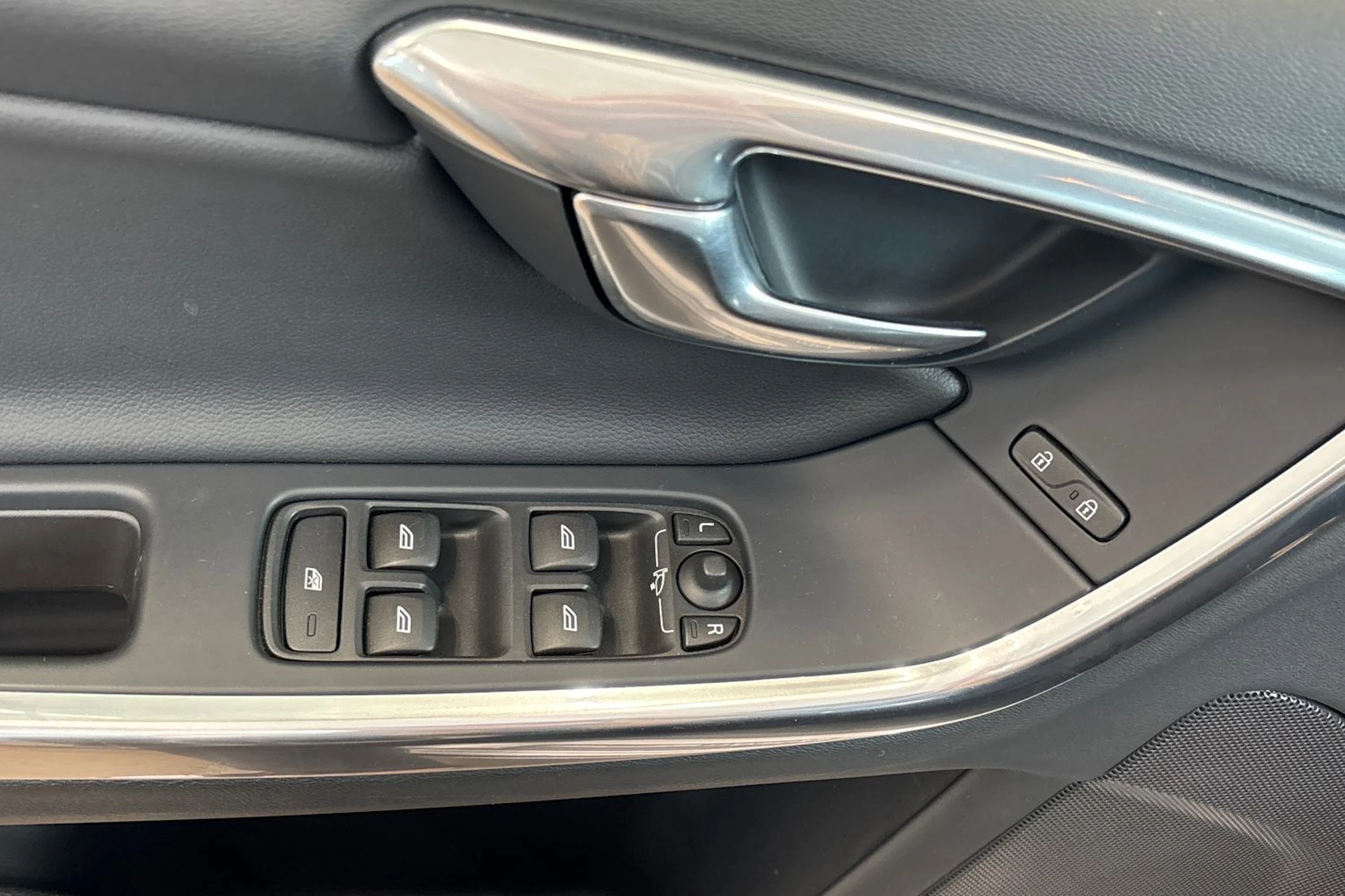 harmaa Volvo V60 2016 kuva 22.