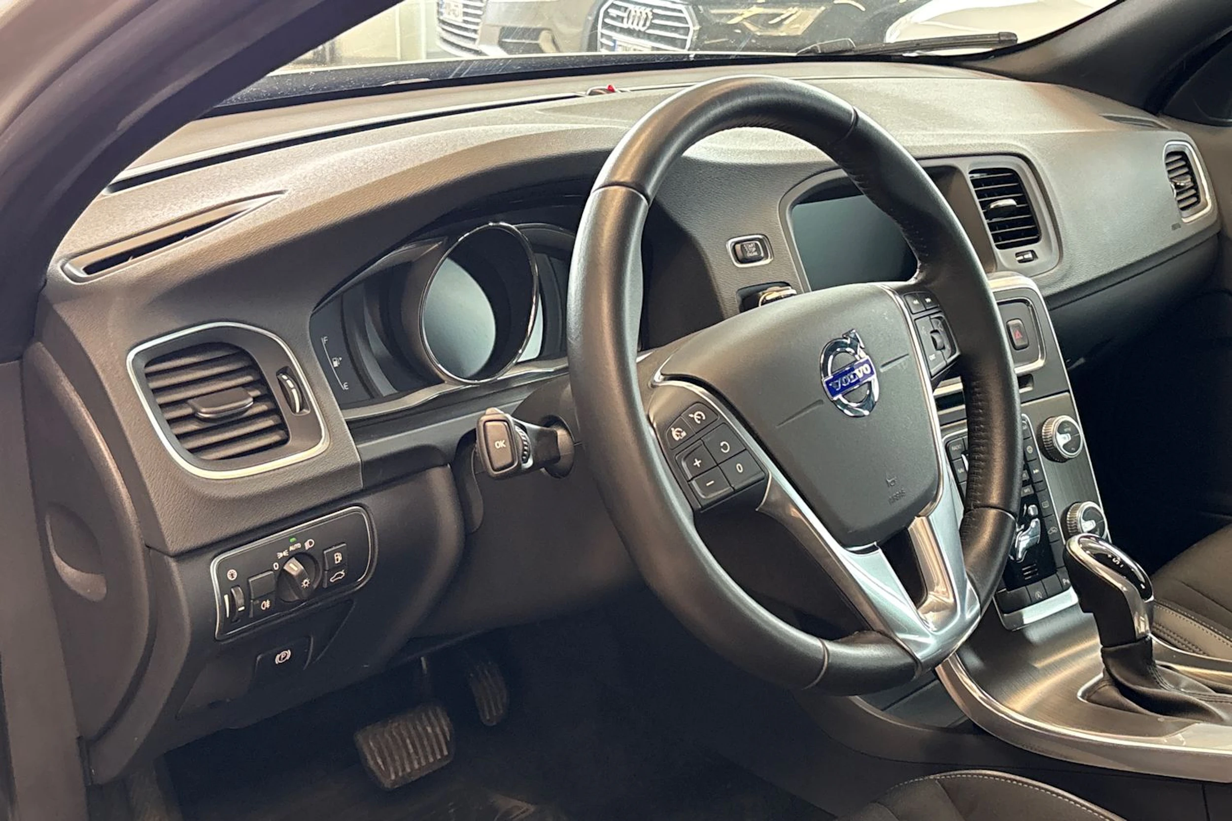 harmaa Volvo V60 2016 kuva 34.