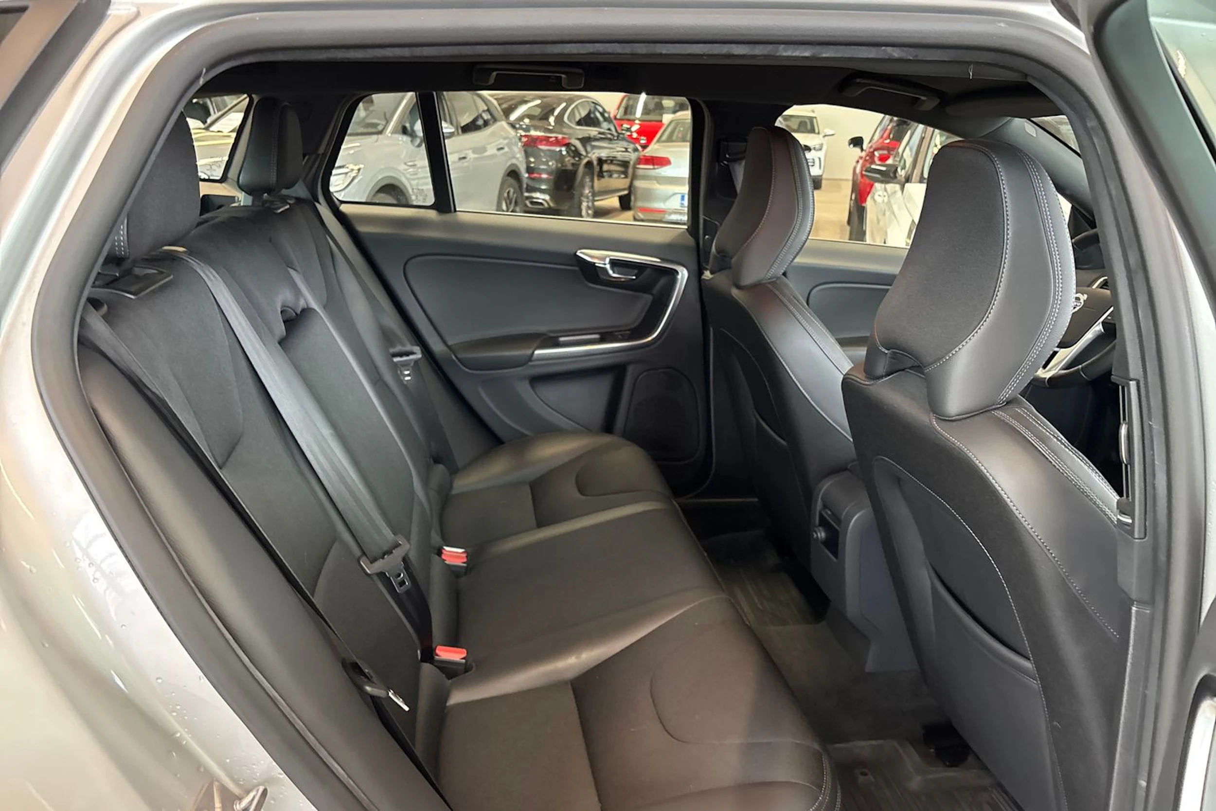 harmaa Volvo V60 2016 kuva 38.