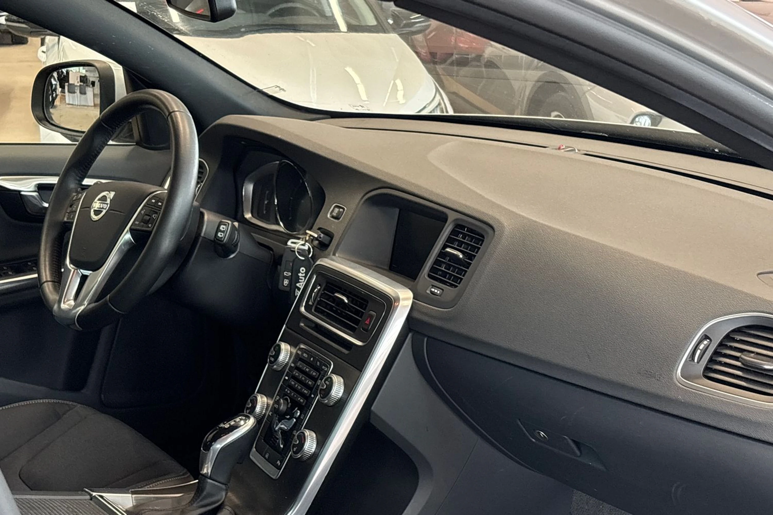 harmaa Volvo V60 2016 kuva 39.