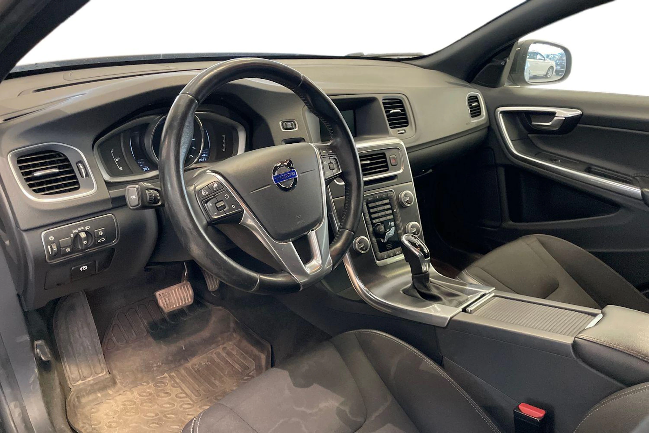 Musta Volvo V60 2016 kuva 3.