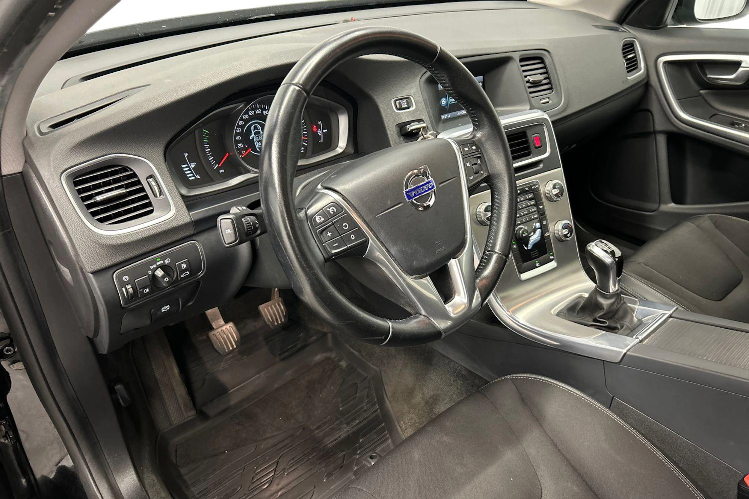 musta Volvo V60 2016 kuva 6.