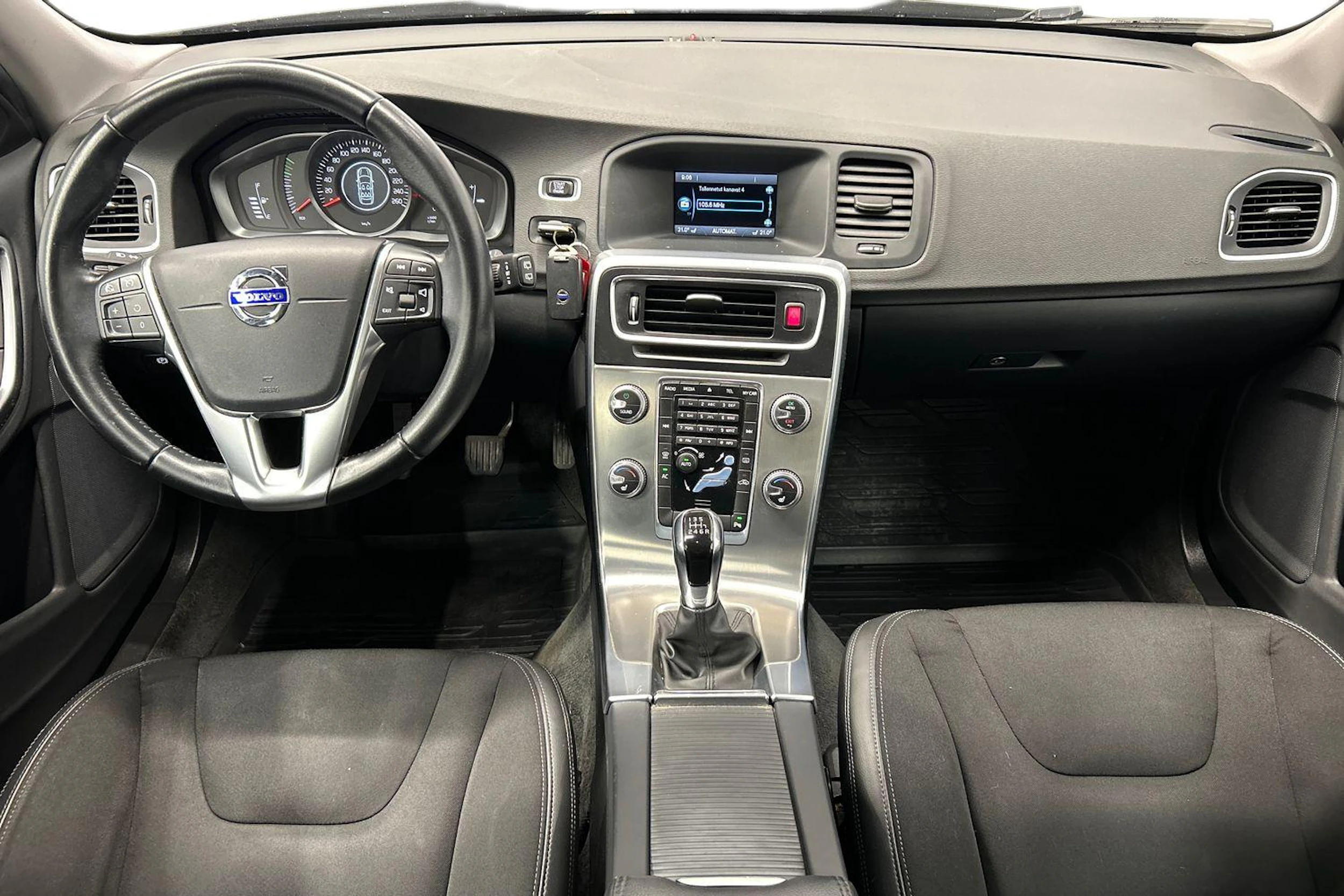 musta Volvo V60 2016 kuva 7.