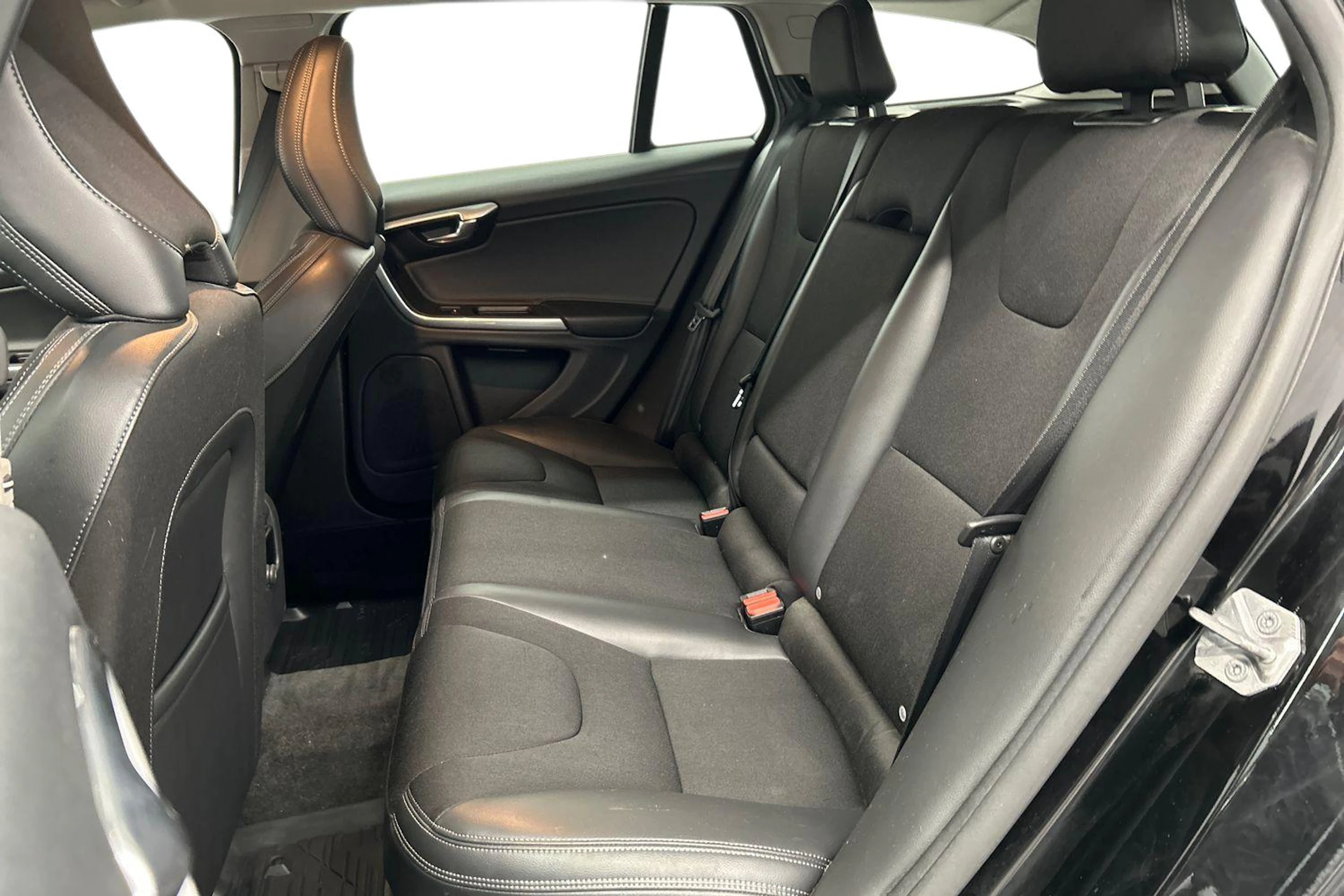 musta Volvo V60 2016 kuva 8.