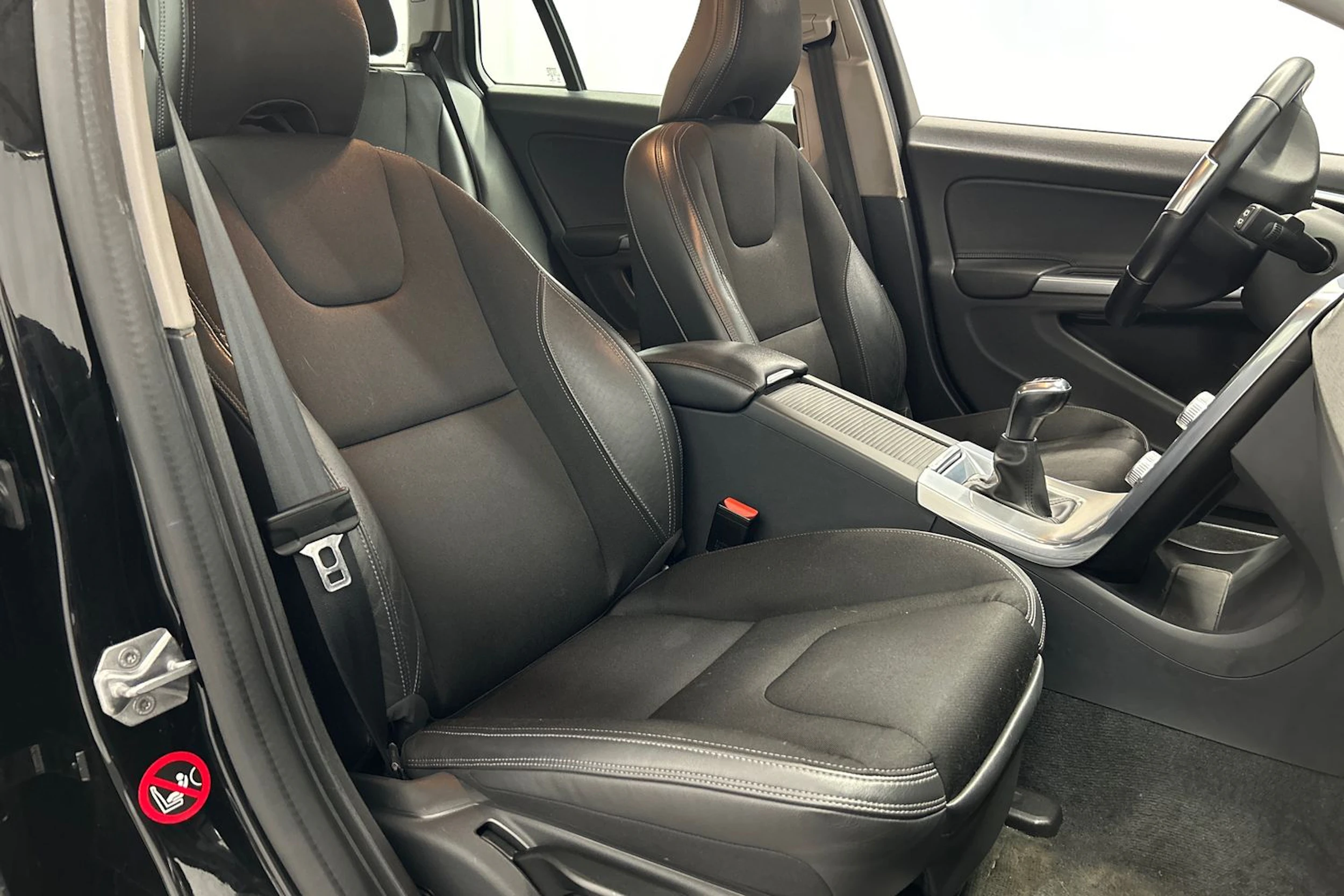 musta Volvo V60 2016 kuva 11.