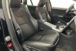 musta Volvo V60 2016 kuva 11.