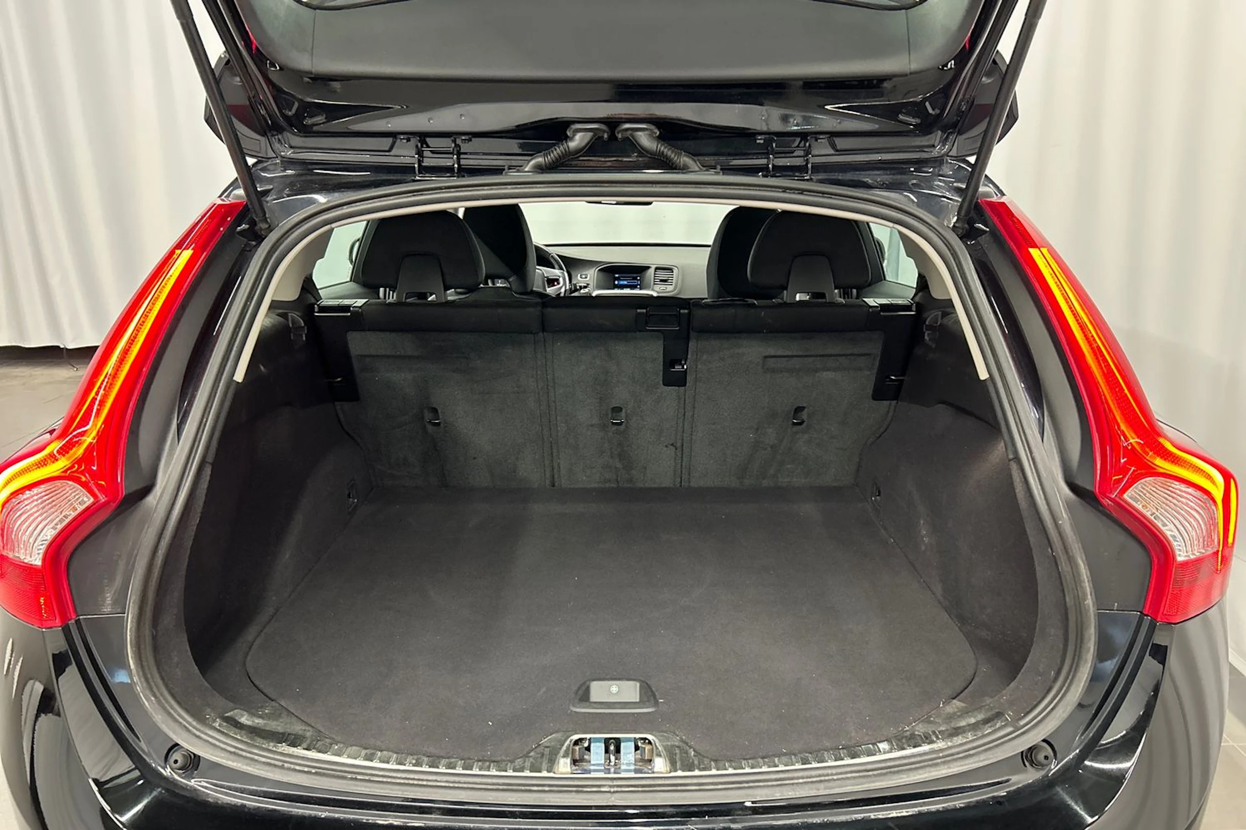 musta Volvo V60 2016 kuva 12.